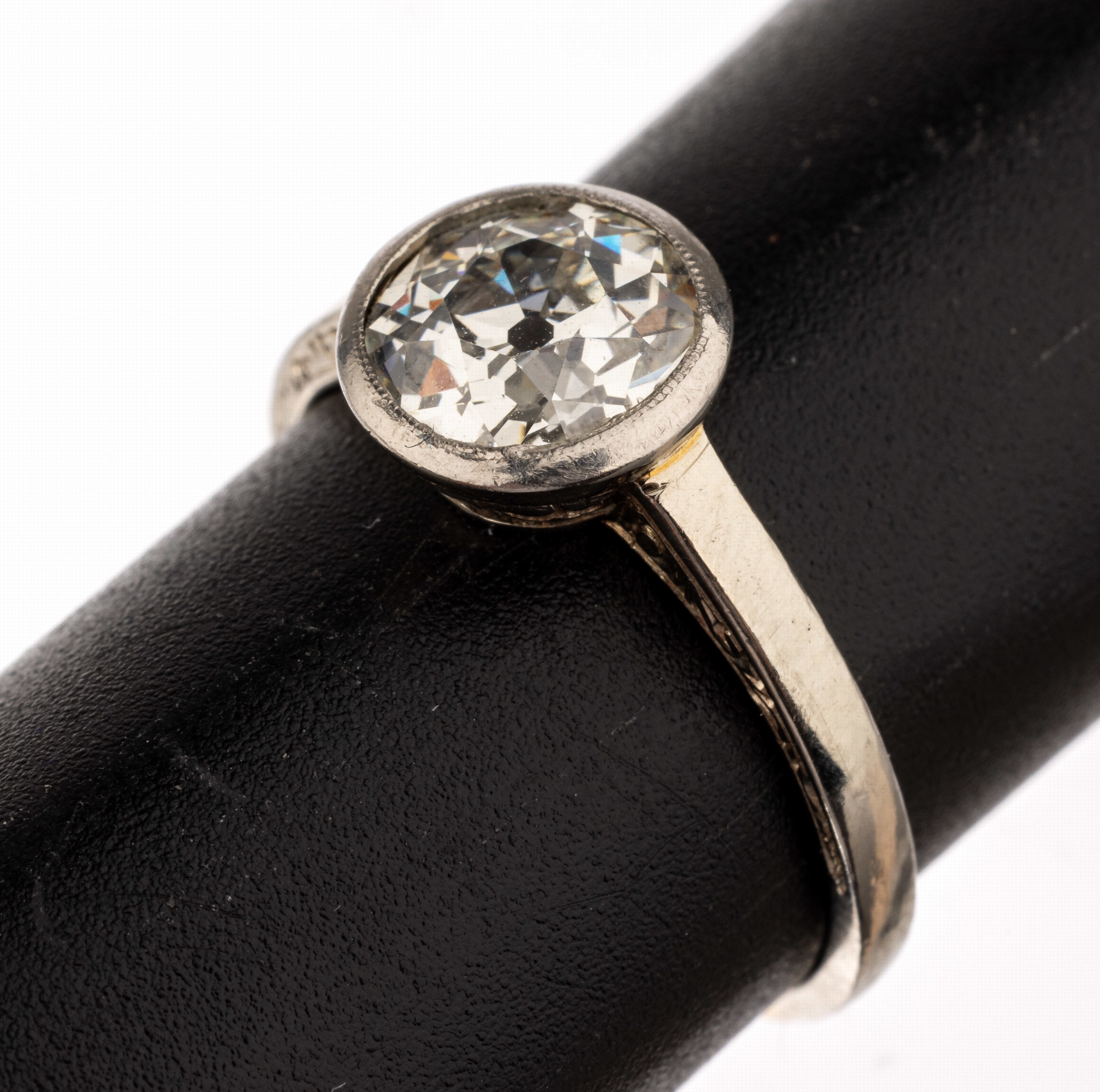 Platin Diamant-Ring, um 1900, Platin gepr.,Marke verschlagen, Altschliffdiamant ca. 1.15 ct get.Weiß/p1, aufwändige Unterkaderung, gesägt, seitl. ...