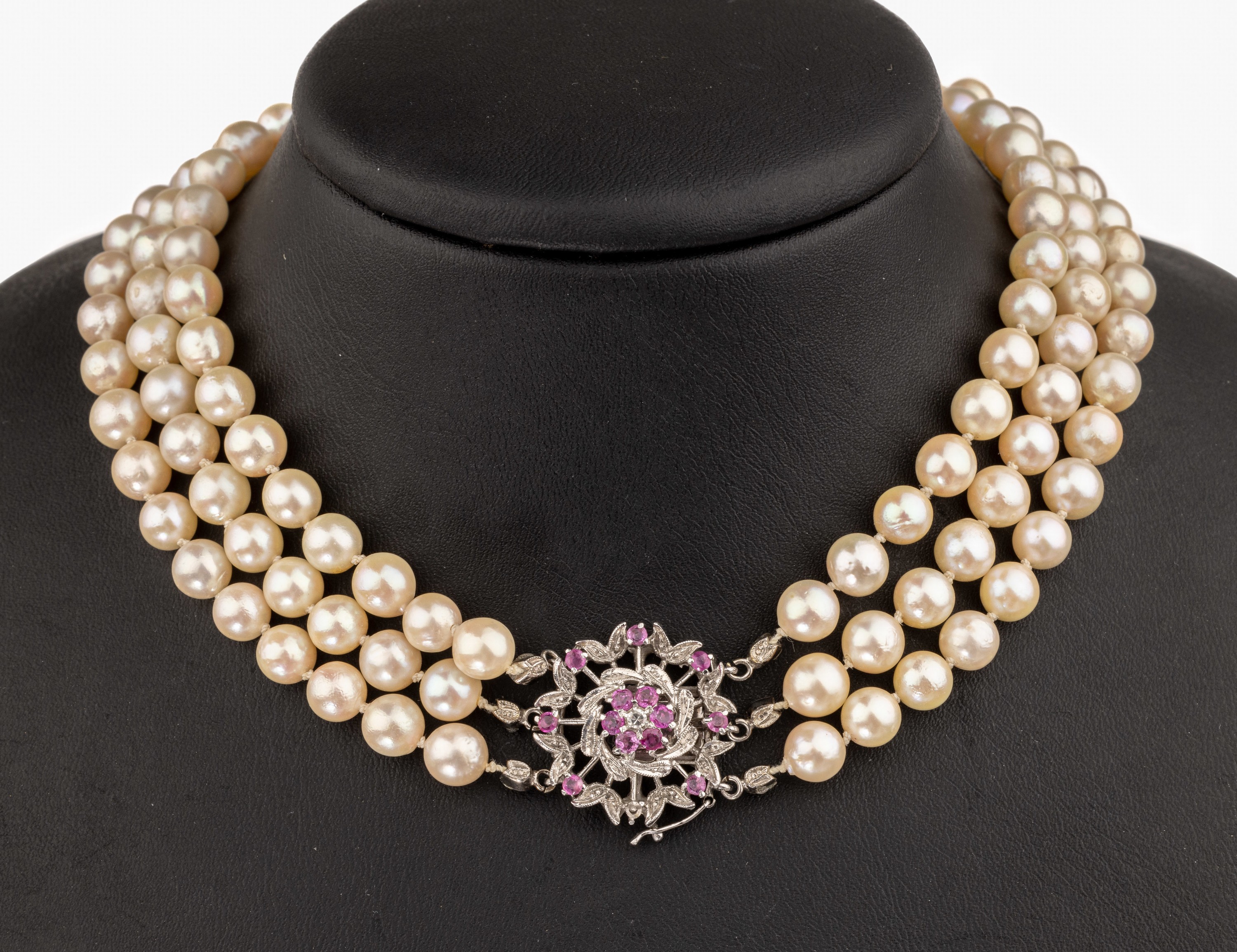 Zuchtperl-Collier mit 18 kt Gold Rubin-Diamant-Schmuckschließe, WG 750/000, 3-rhg. Akoyazuchtperlen, D. ca. 6.5 mm, Kastenschlossmit ...