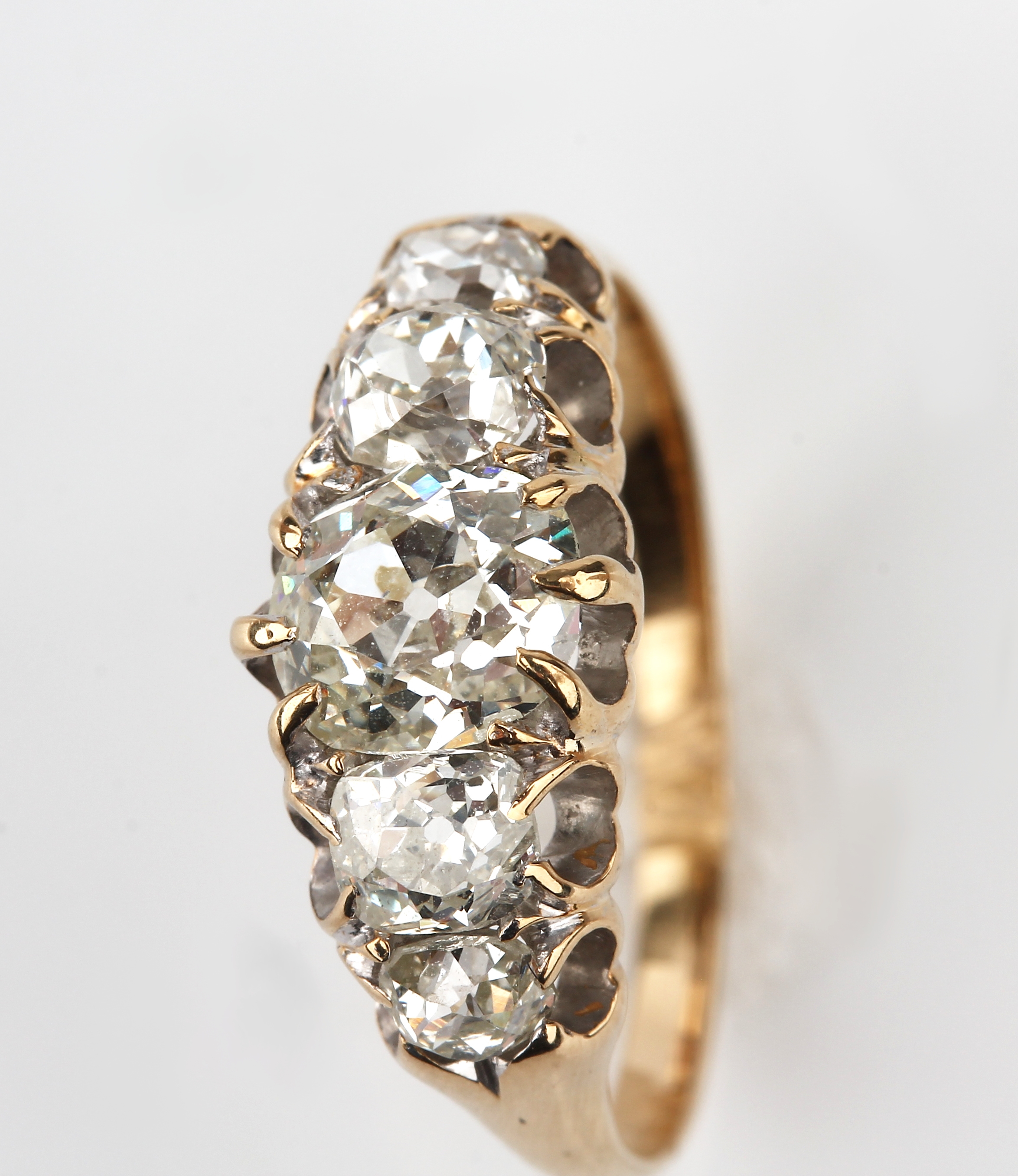 Detail b: 18 kt Gold Diamant-Ring, um 1870/80, GG 750/000 gepr., 5 Altschliffdiamanten zus. ca. 1.60 ct Weiß-l.get.Weiß/si-p, ca. 3.7 g, RW 56, zeittyp.