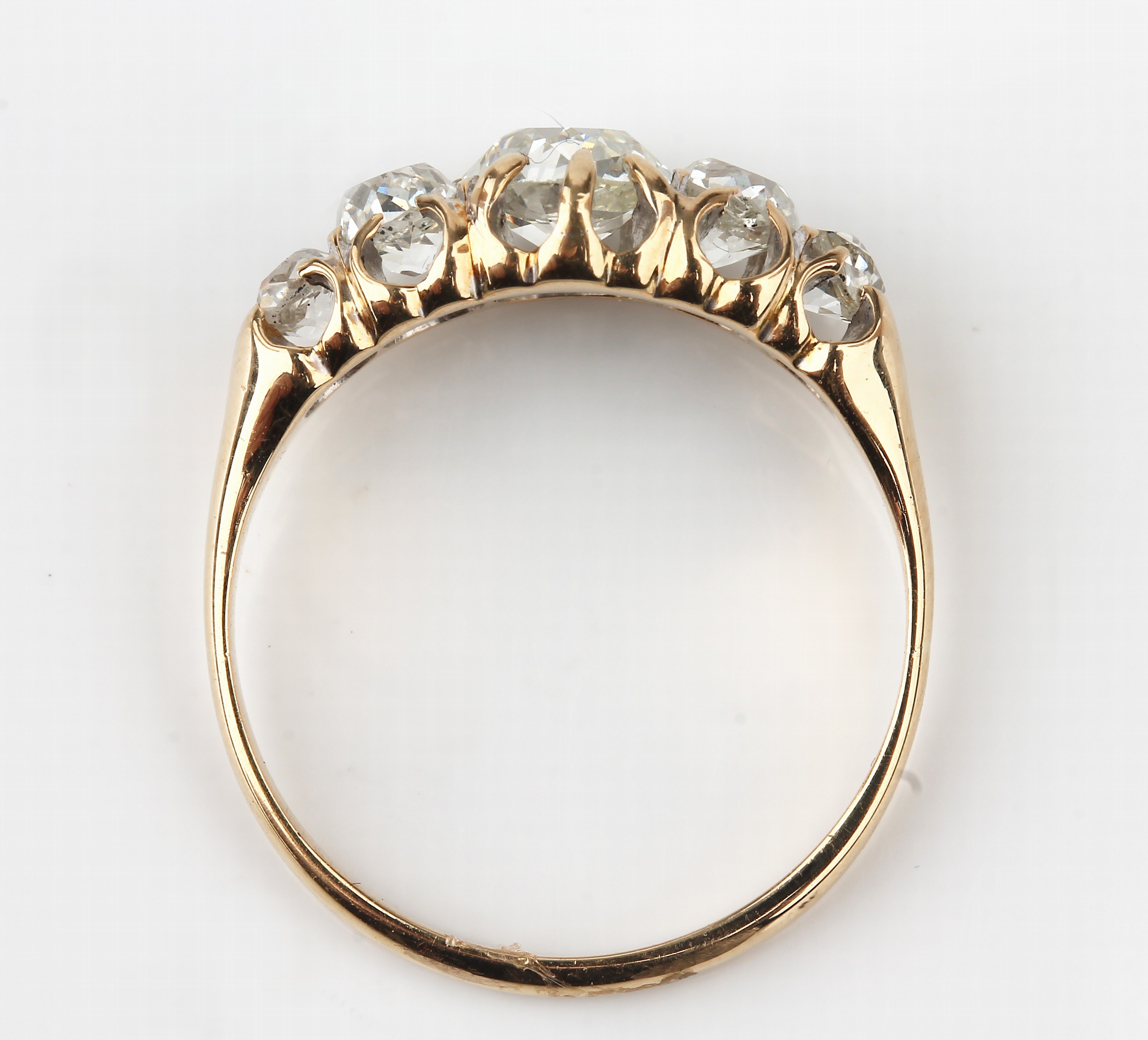 Detail c: 18 kt Gold Diamant-Ring, um 1870/80, GG 750/000 gepr., 5 Altschliffdiamanten zus. ca. 1.60 ct Weiß-l.get.Weiß/si-p, ca. 3.7 g, RW 56, zeittyp.