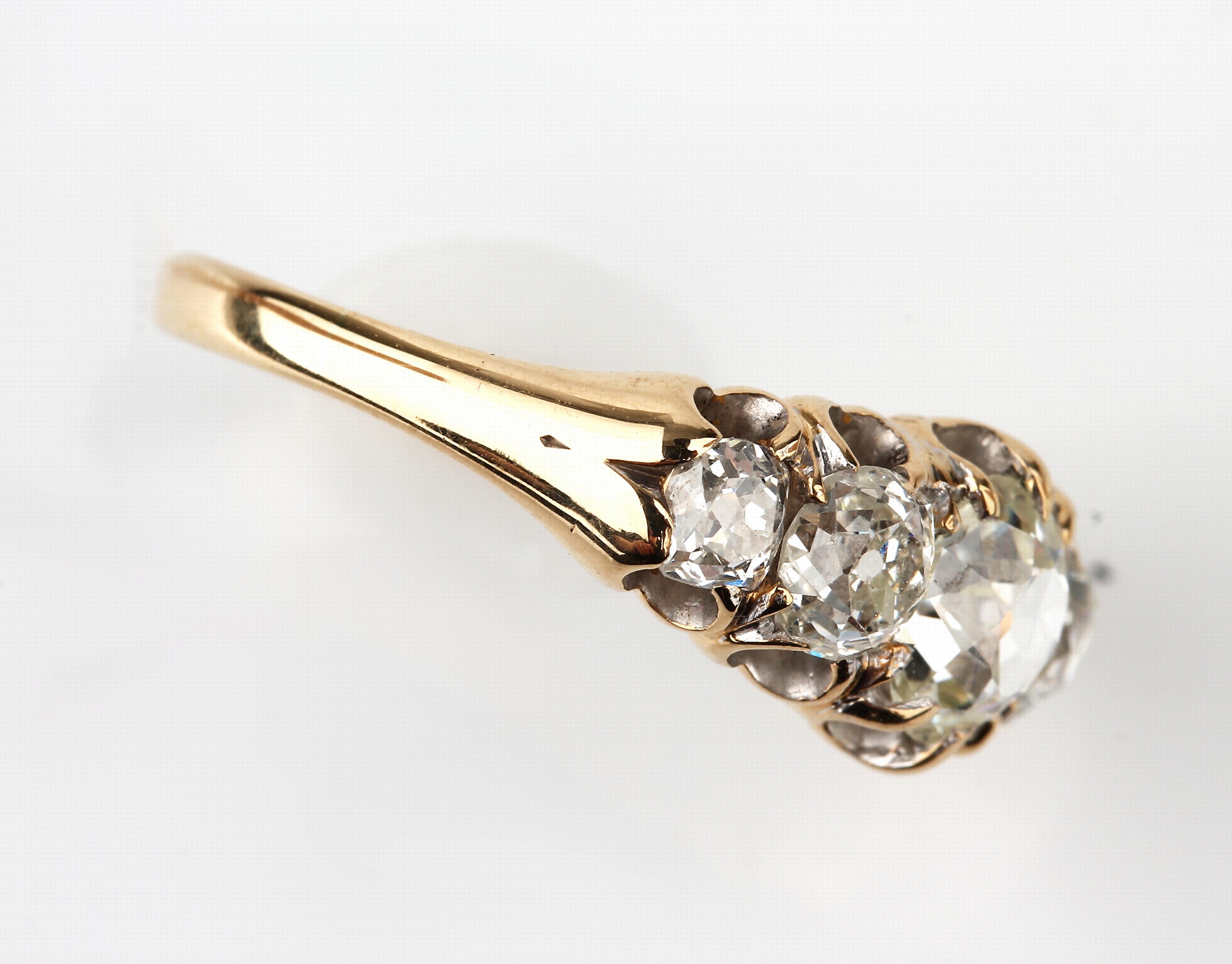 Detail e: 18 kt Gold Diamant-Ring, um 1870/80, GG 750/000 gepr., 5 Altschliffdiamanten zus. ca. 1.60 ct Weiß-l.get.Weiß/si-p, ca. 3.7 g, RW 56, zeittyp.