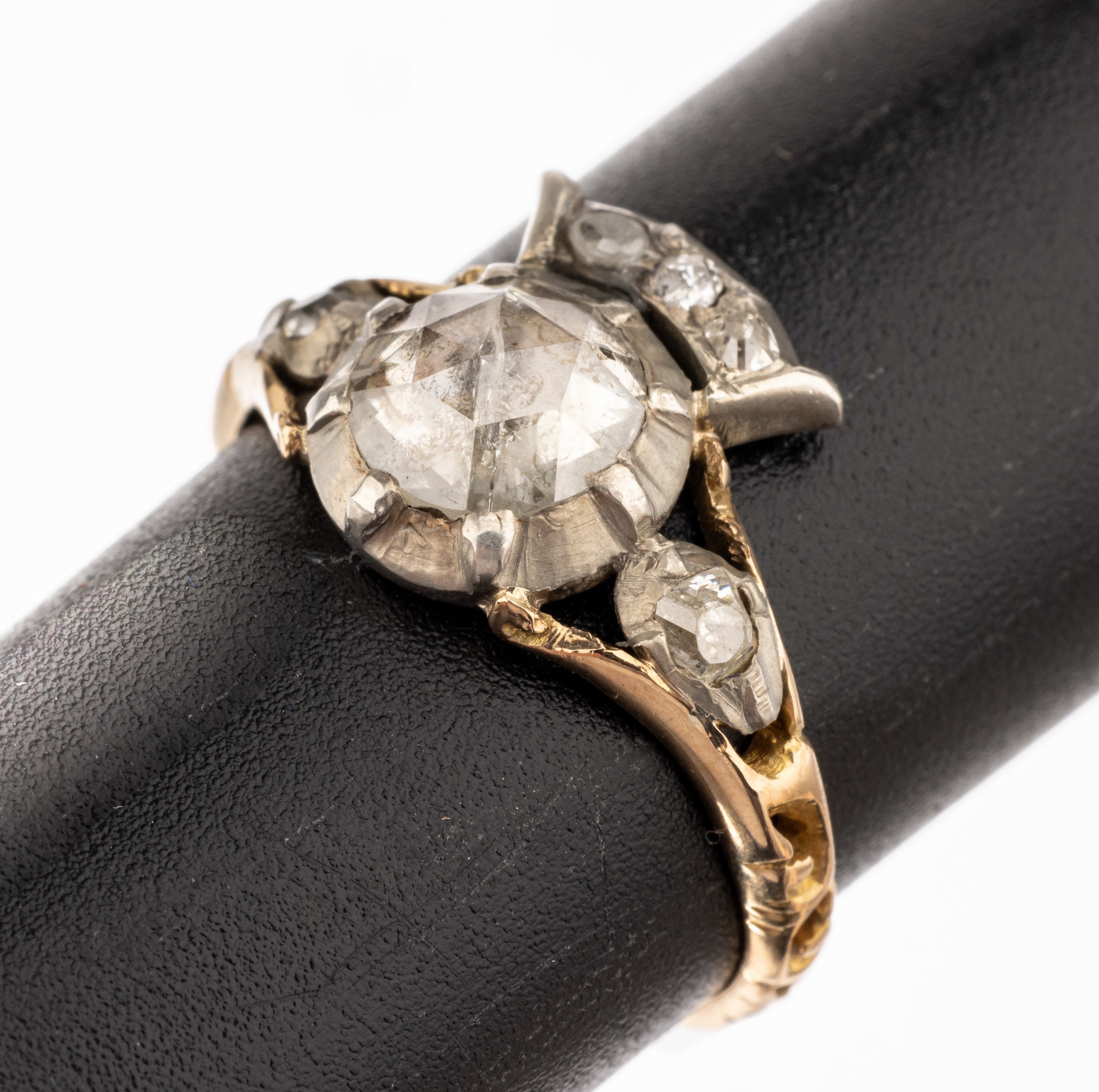 18 kt Gold Diamant-Ring, um 1830, GG 750/000 und Silber, 6 Diamantrosen in Silber gefasst zus. ca. 0.60 ct, Fassung verbödet, Tragespuren, RW 52, ...