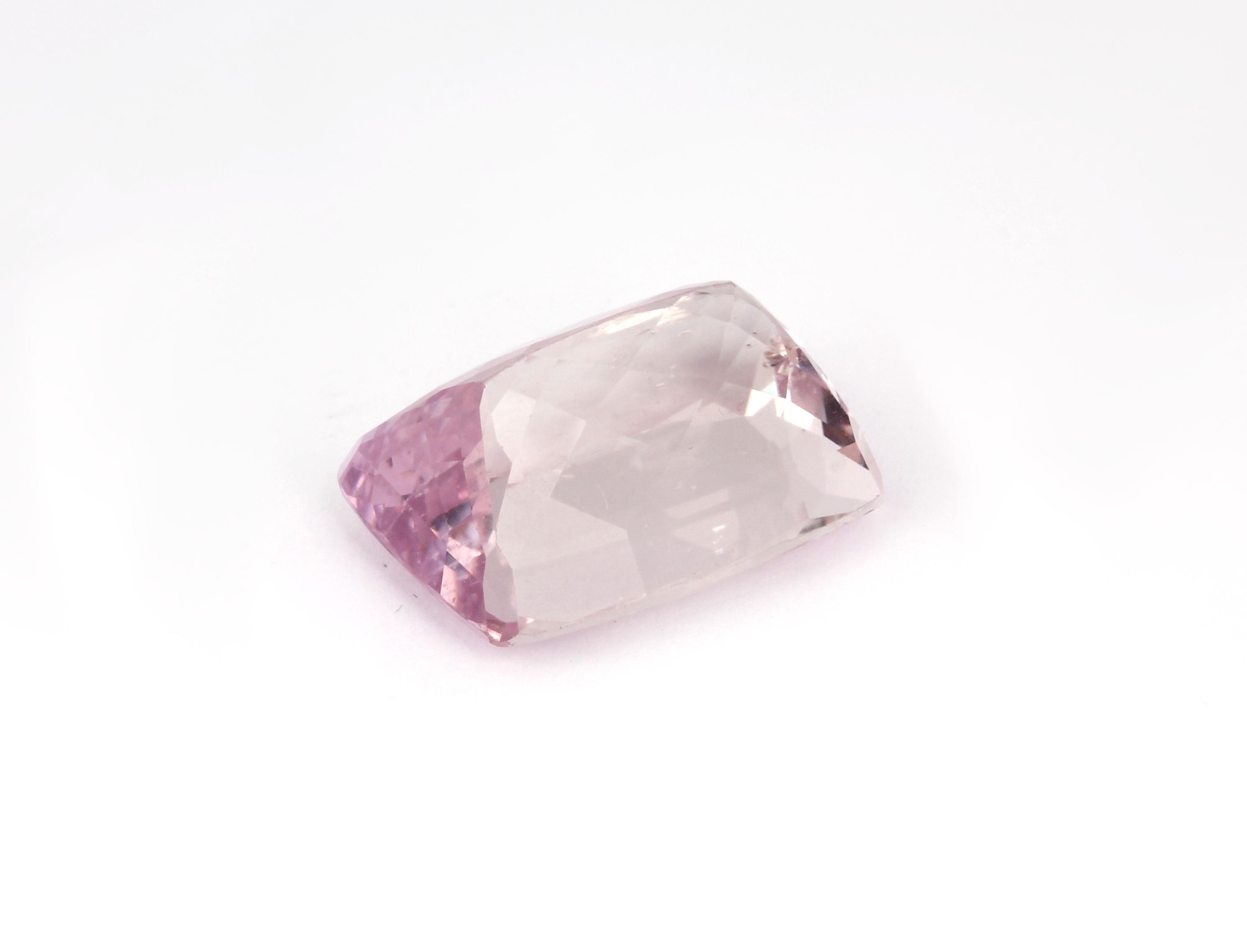 Detail a: Loser Kunzit facett. ca. 19.6 ct, ca. 18 x 13 x 9 mm