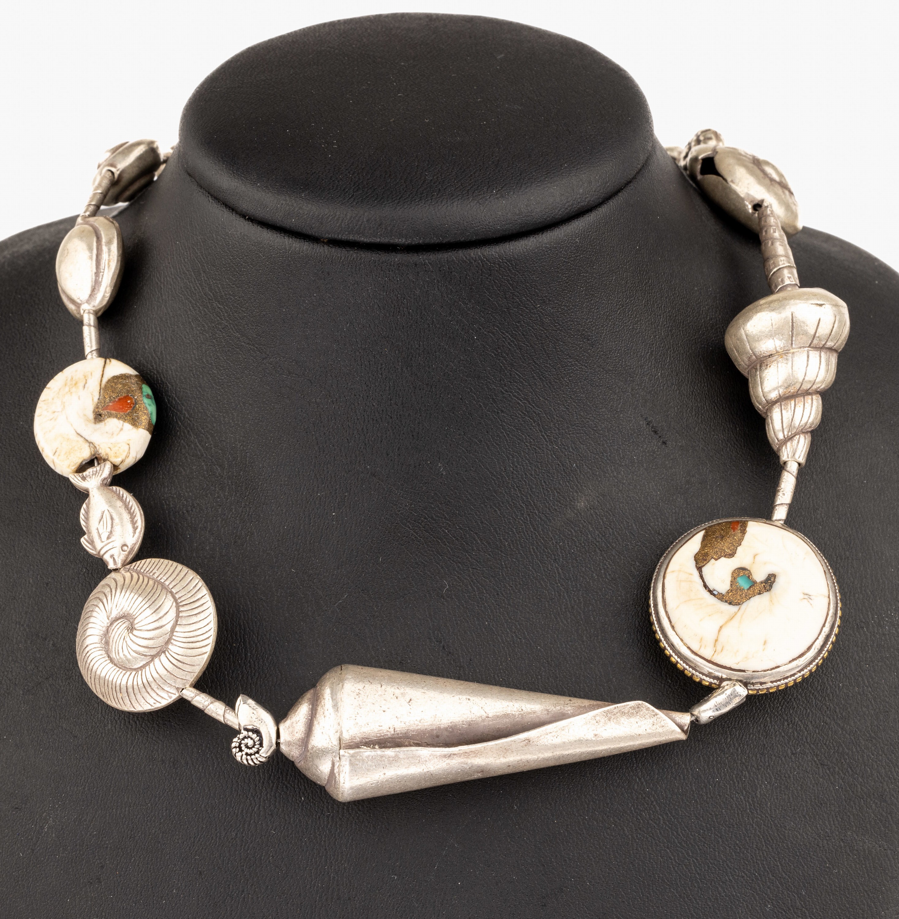 Collier mit Muschelgliedern, Silber gepr., Glieder in Formen versch. Muscheln, L. ca. 53 cm, Hakenschließe, ca. 89,0 g