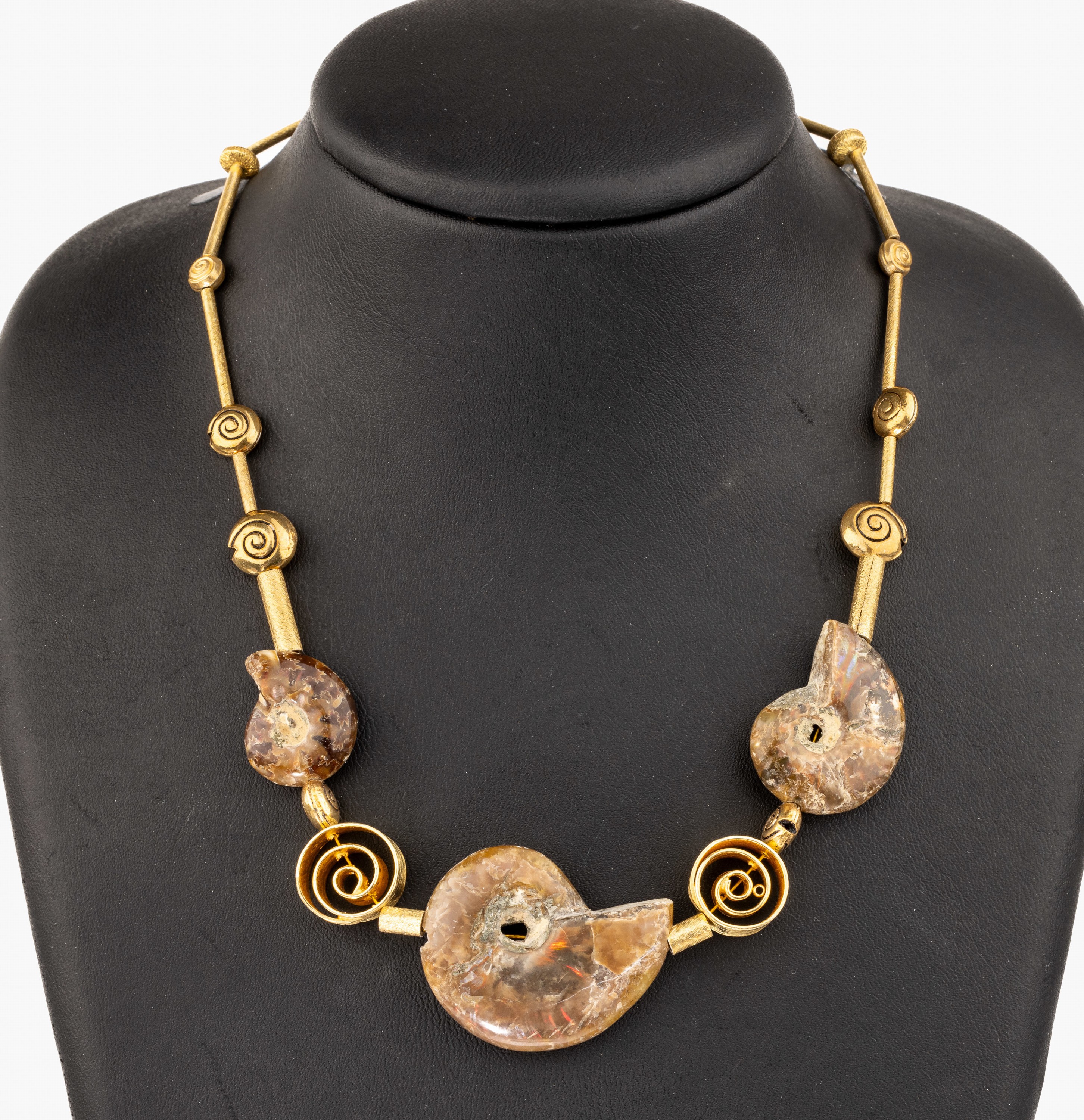 Ammonit-Collier, Silber verg., geschwungeneund muschelförmige Glieder, 3 Ammoniten in versch. Größen, L. ca 43 cm, Karabinerschließe