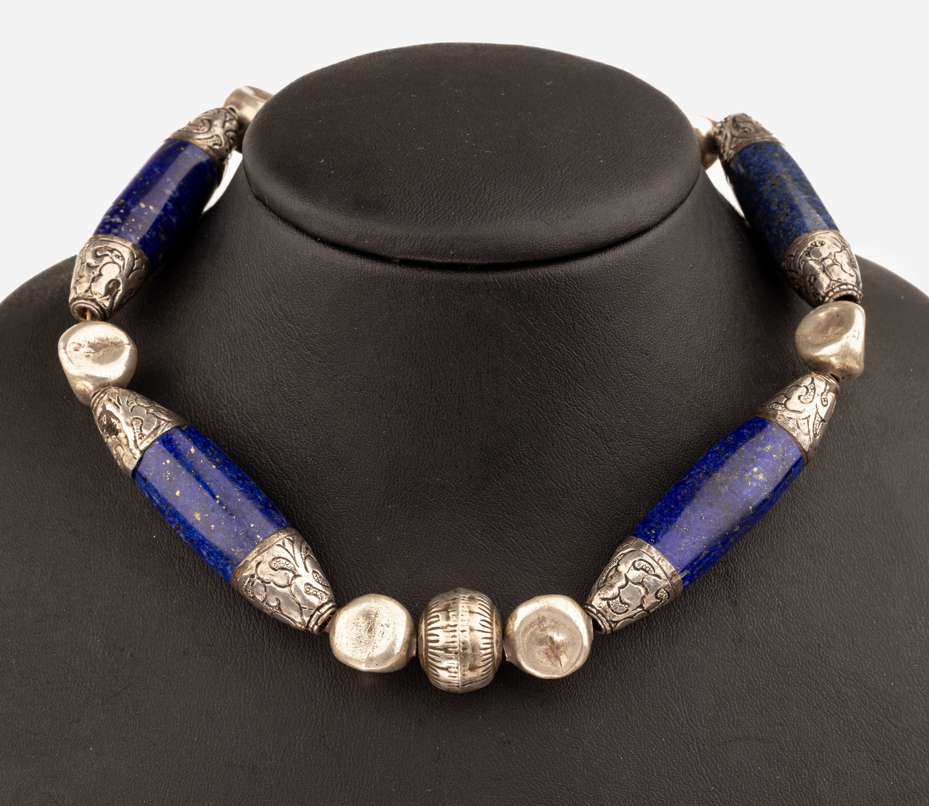 Lapislazuli-Collier, Silber gepr., Glieder in versch. Formen und Größen, 4 längliche Glieder aus Lapislazuli, L. ca. 49 cm, Hakenschließe