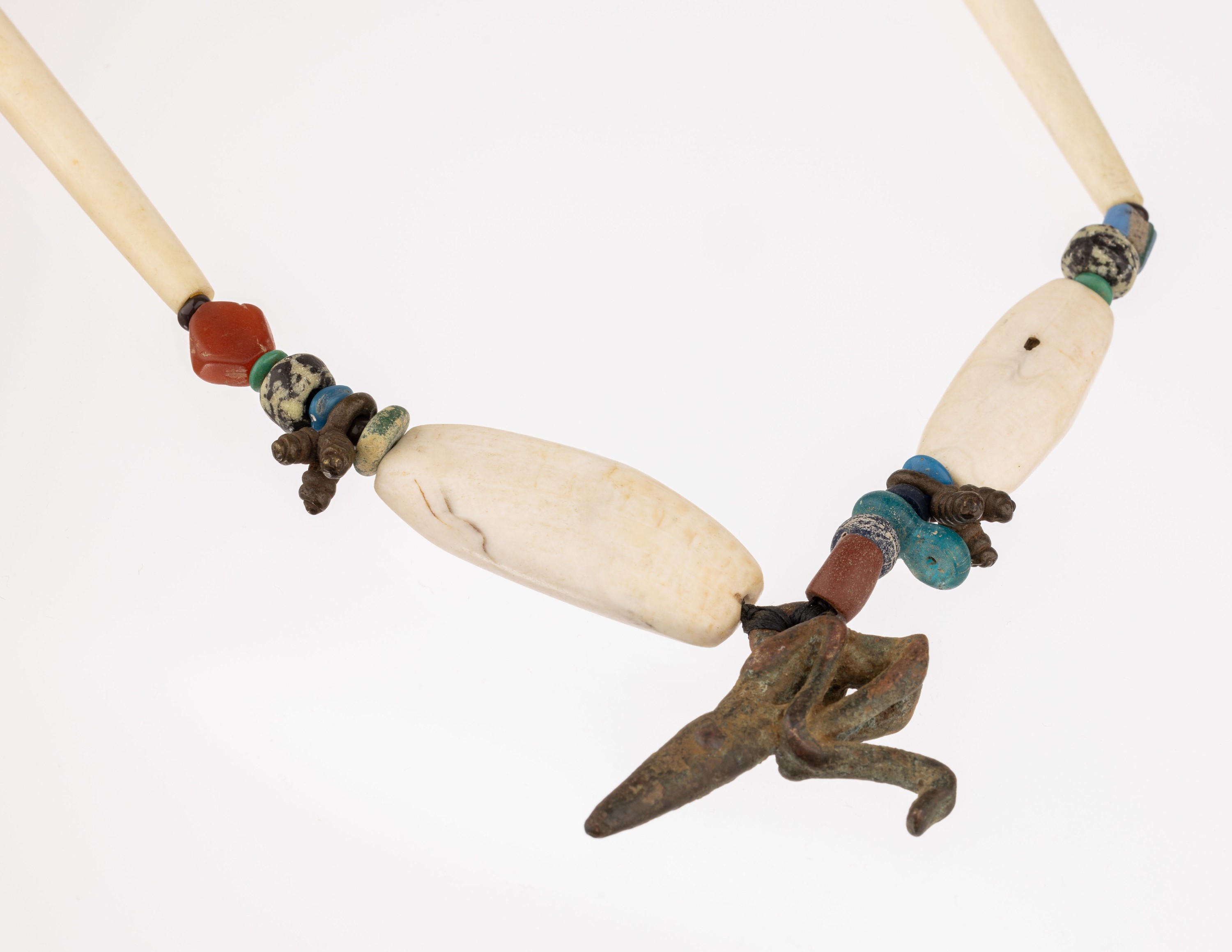 Collier mit Bronze, außergewöhnlich, lange Glieder aus Bein und Muschel, Mittelteil und Zwischenglieder kleine alte Bronzefiguren, Glasglieder, L. ...