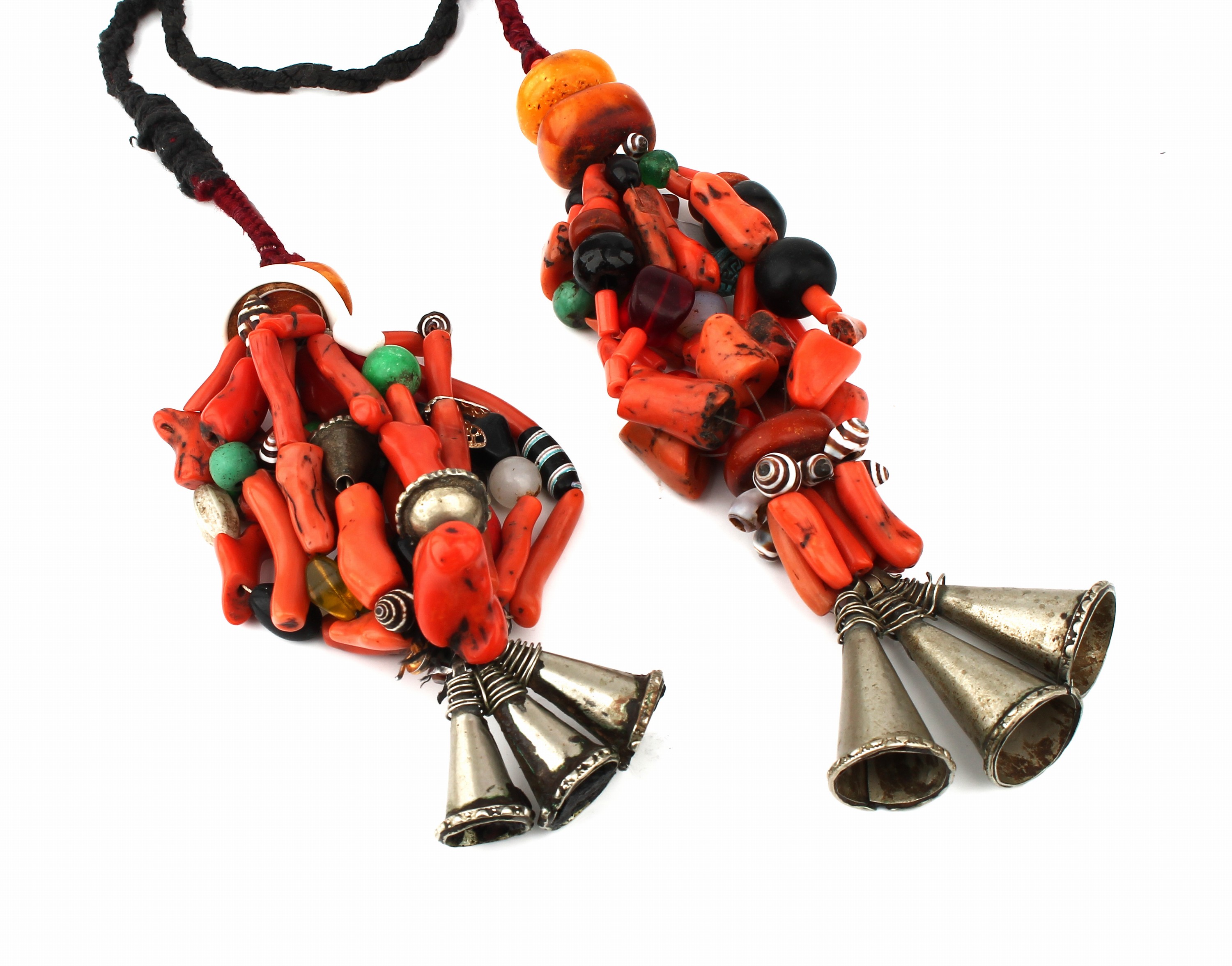 Außergewöhnliches Korallen-Bernstein-Collier, wohl Nepal, 2 gr. Abhängungen mit Stoffbandverbunden, mehrreihig Korallen in versch. Größen, ...