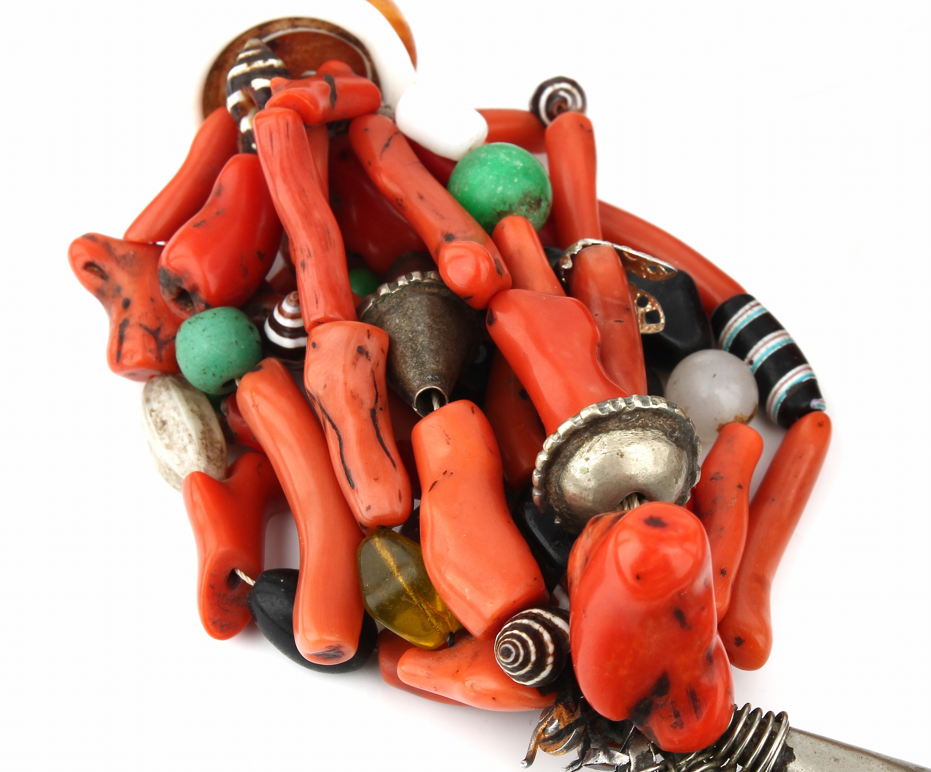 Detail a: Außergewöhnliches Korallen-Bernstein-Collier, wohl Nepal, 2 gr. Abhängungen mit Stoffbandverbunden, mehrreihig Korallen in versch. Größen, ...
