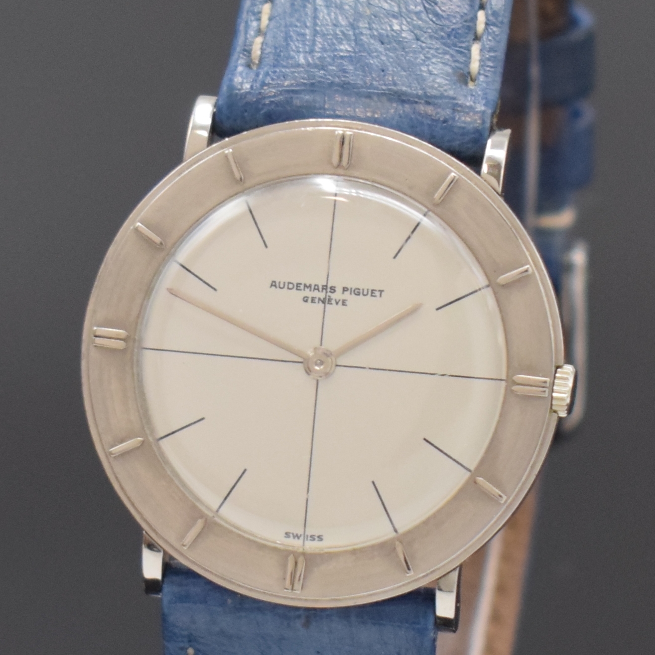 Detail a: AUDEMARS PIGUET seltene Armbanduhr in WG 750/000 mit Index-Lünette, Schweiz um 1960, Handaufzug, 3-tlg. Geh., Boden u. Glasrand aufgedr., orig. ...