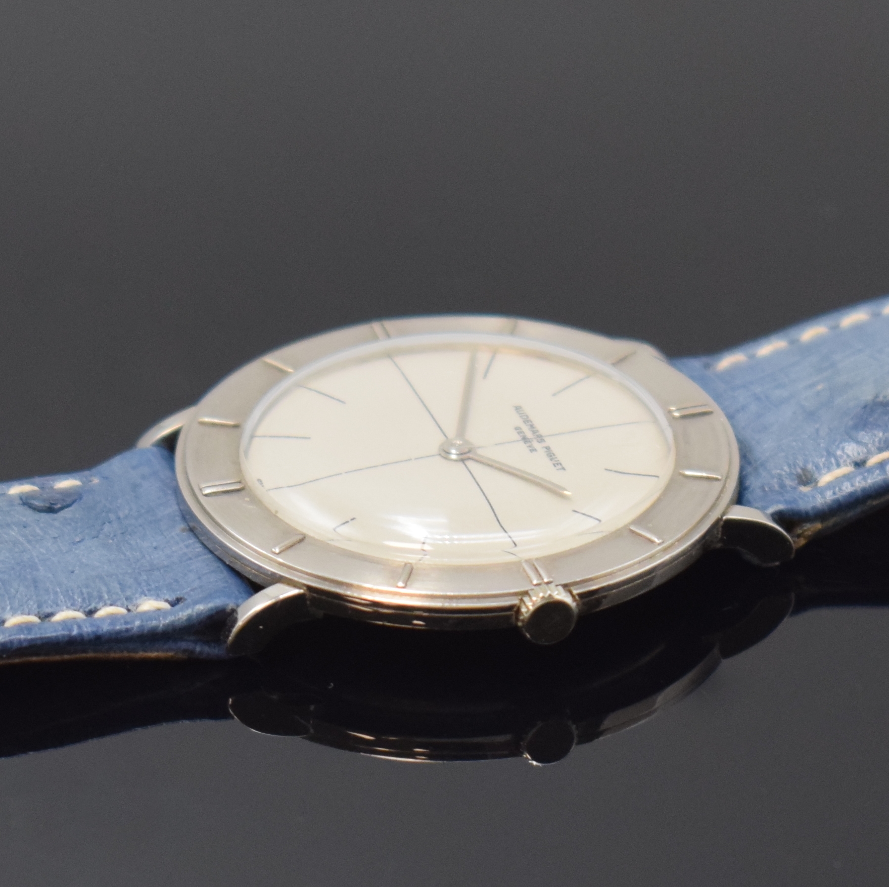 Detail b: AUDEMARS PIGUET seltene Armbanduhr in WG 750/000 mit Index-Lünette, Schweiz um 1960, Handaufzug, 3-tlg. Geh., Boden u. Glasrand aufgedr., orig. ...