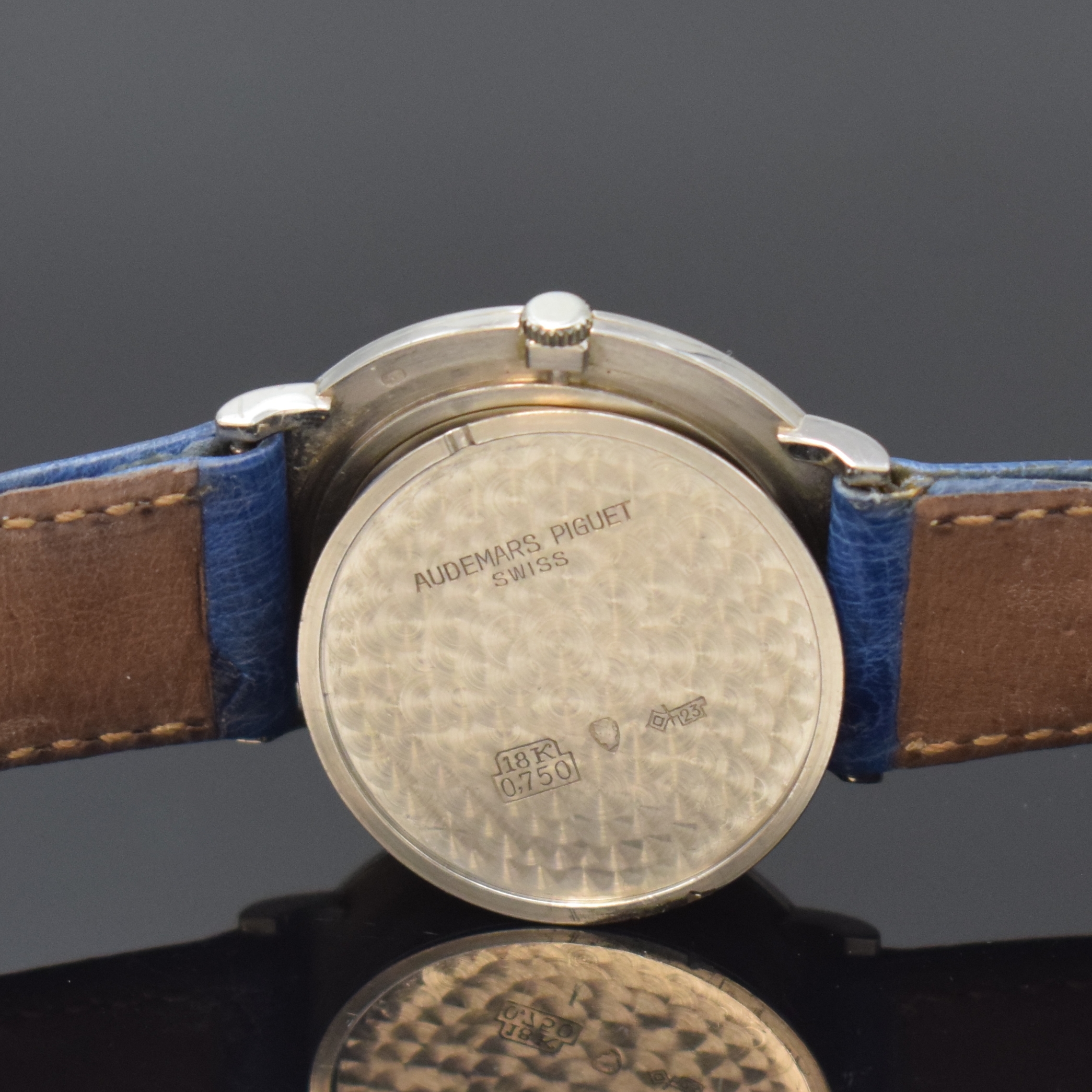 Detail e: AUDEMARS PIGUET seltene Armbanduhr in WG 750/000 mit Index-Lünette, Schweiz um 1960, Handaufzug, 3-tlg. Geh., Boden u. Glasrand aufgedr., orig. ...