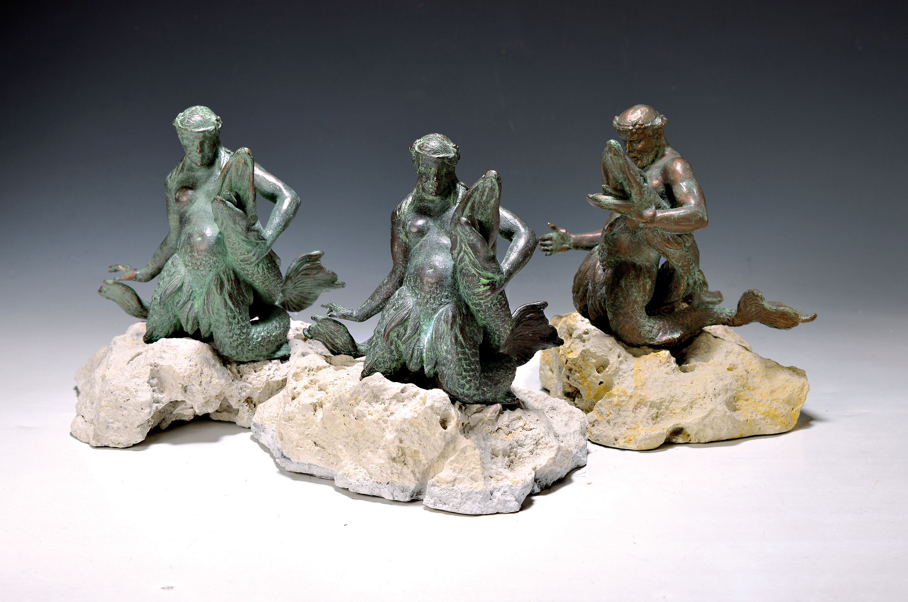3 Bronzeskulpturen eines Triton und zweier Nereiden des Tritonenbrunnens vor dem Mannheimer Wasserturm, 20.Jh., Bronze, grünlich patiniert, auf ...