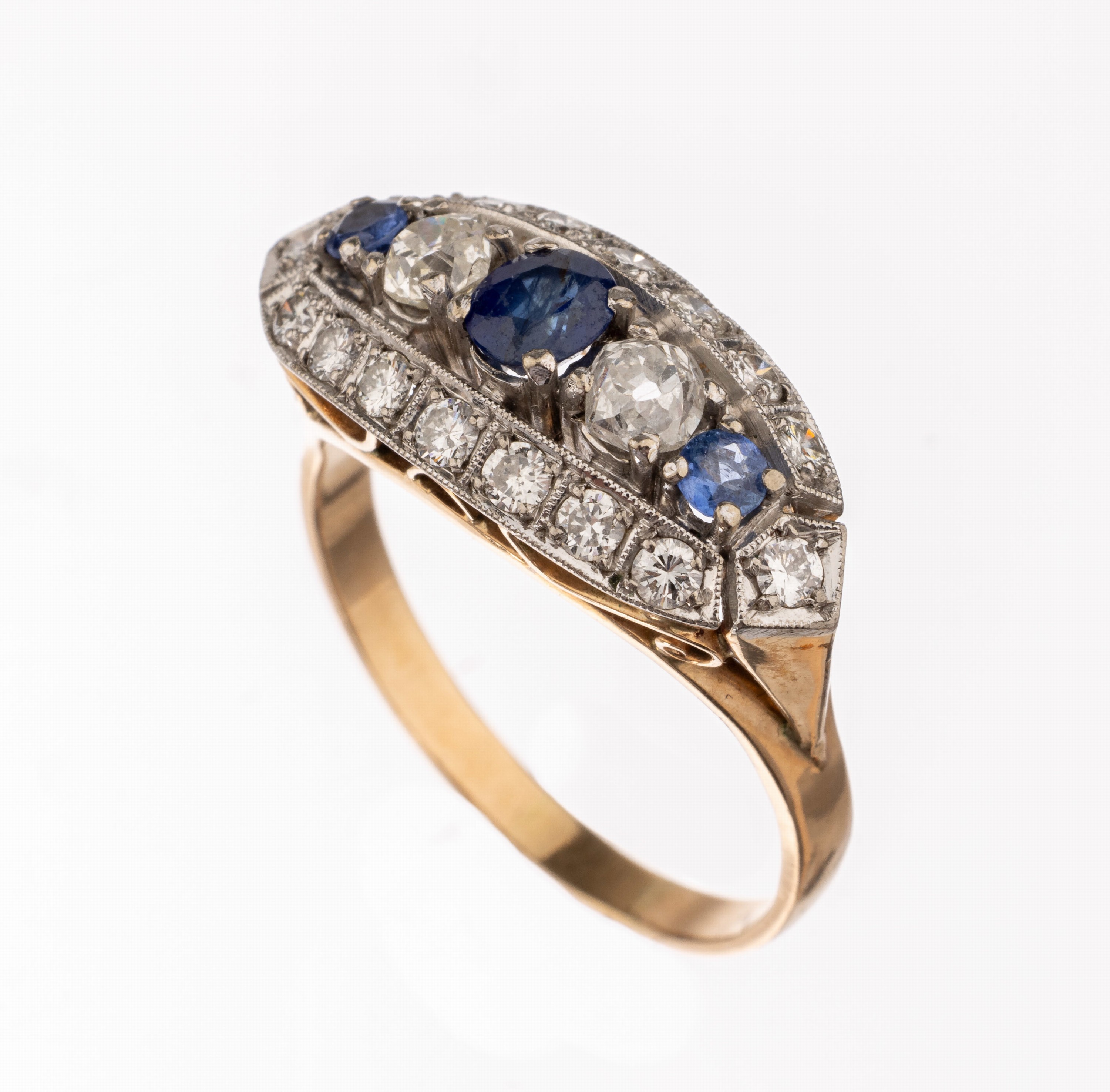 14 kt Gold Saphir-Diamant-Ring, 1930er Jahre, RoseG 585/000 und Platin gepr., 3 rundfacett. Saphire zus. ca. 0.50 ct, 2 Altschliffdiamanten und 16 ...