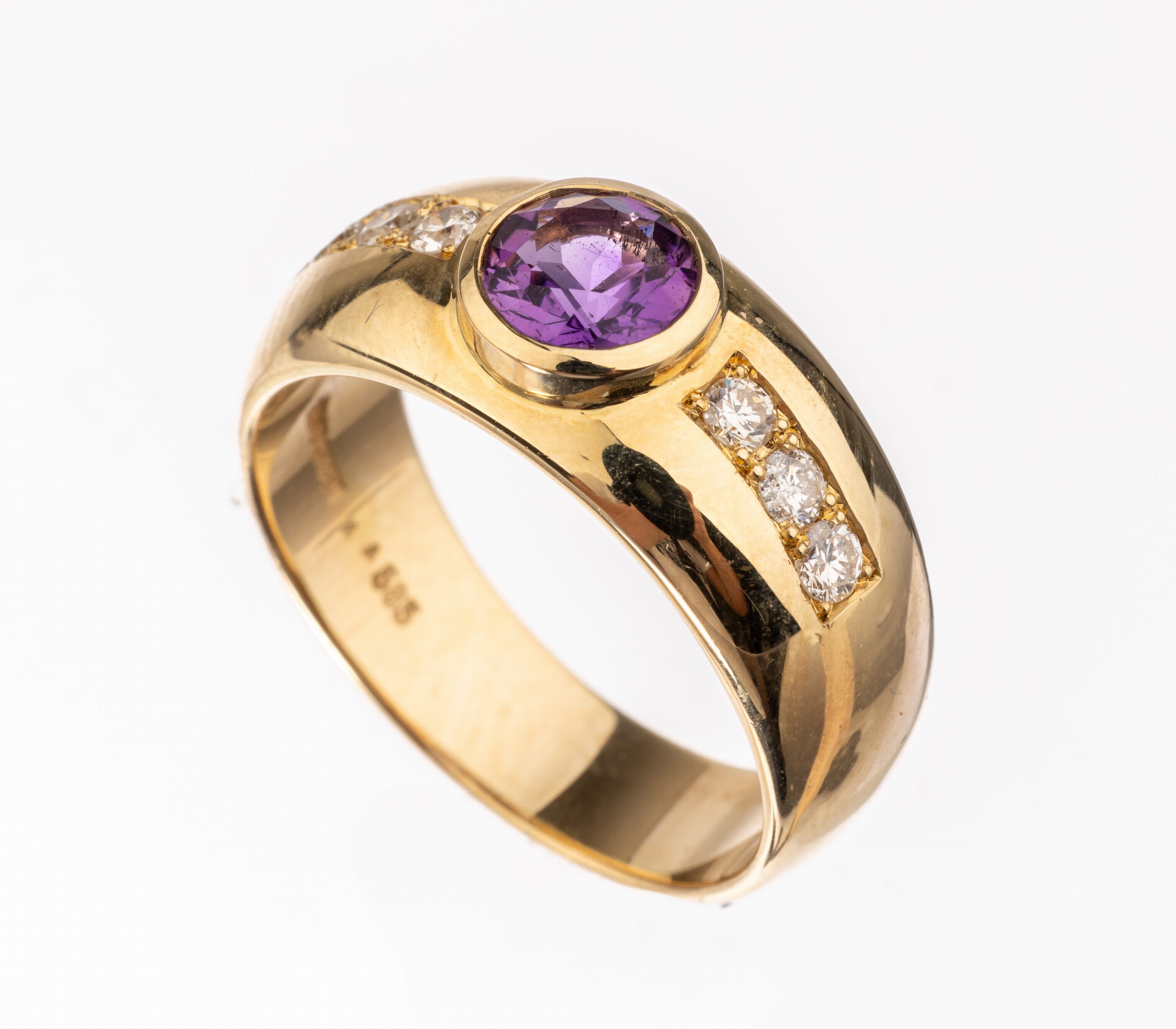 14 kt Gold Amethyst-Brillant-Ring, GG 585/000, rundfacett. Amethyst ca. 1.0 ct, 6 Brillanten zus. ca. 0.20 ct Weiß/p, Handarbeit, ca. 9.4 g, RW 60