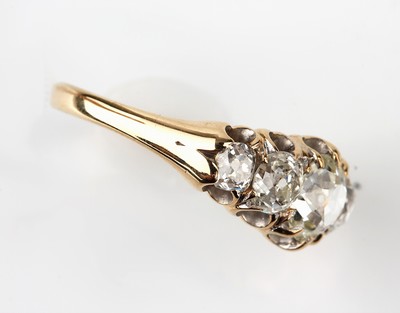 26755902e - 18 kt gold diamond-ring, approx. 1870/80