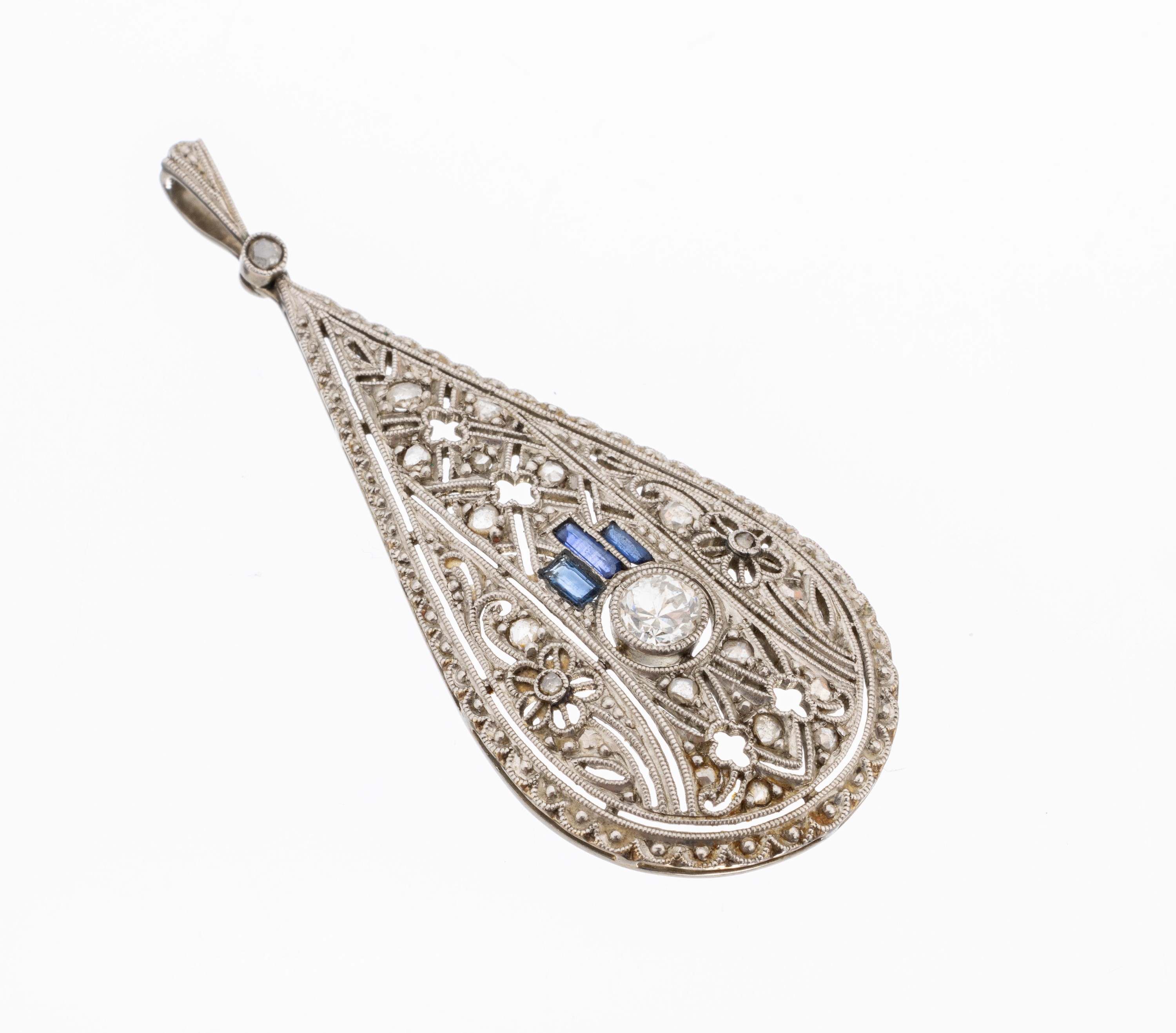 18 kt Gold Art-Deco Diamant-Saphir-Anhänger, WG 750/000, wohl deutsch, 1930/40er Jahre, tropfenf., mittig Altschliffdiamant ca.0.25 ct Weiß/si-p, ...