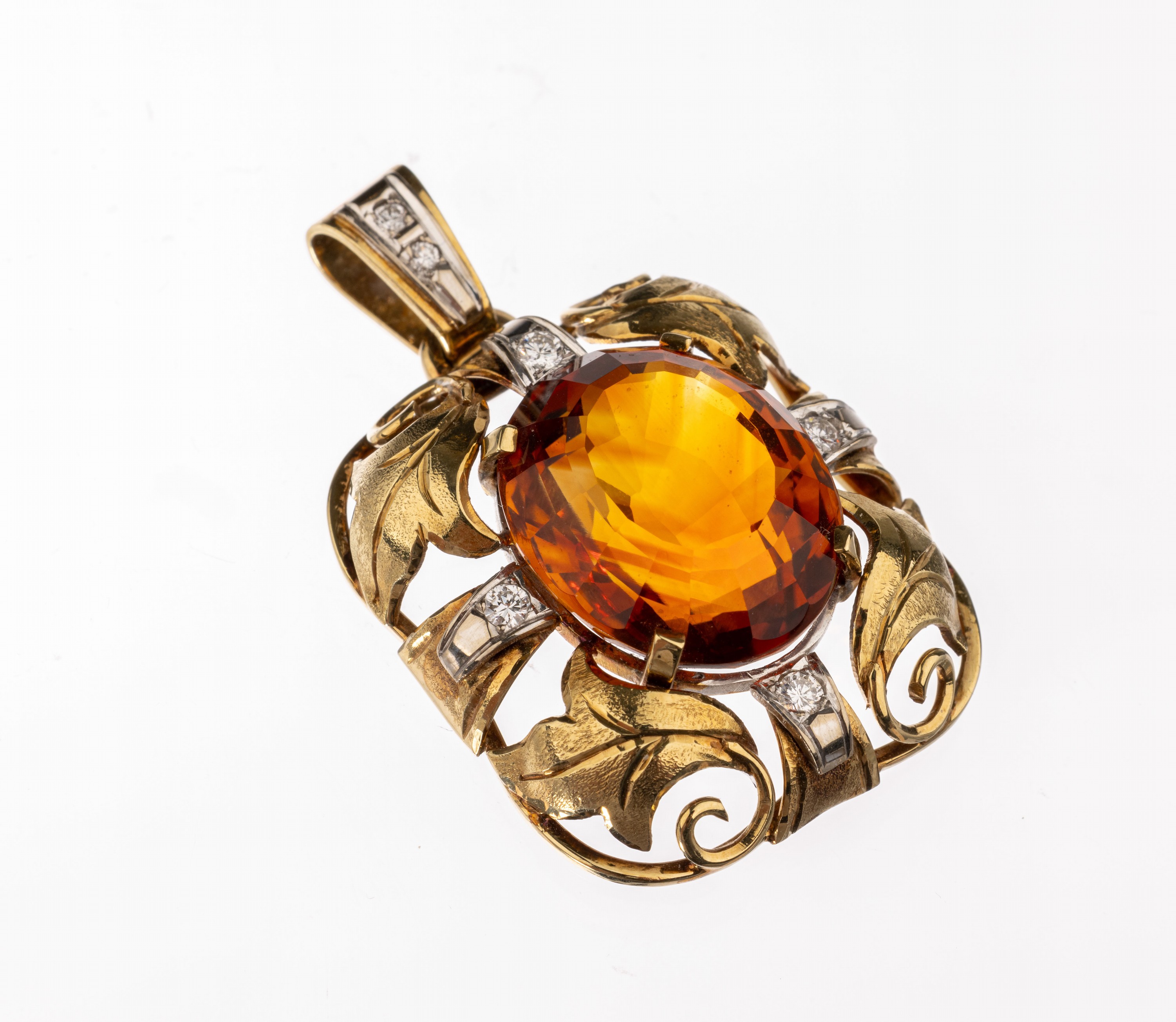 14 kt Gold Citrin-Brillant-Anhänger, um 1930, GG/WG 585/000, ovalfacett. Citrin ca. 14.0 ct, 6 in WG gefasste Brillanten zus. ca. 0.20 ct feines ...
