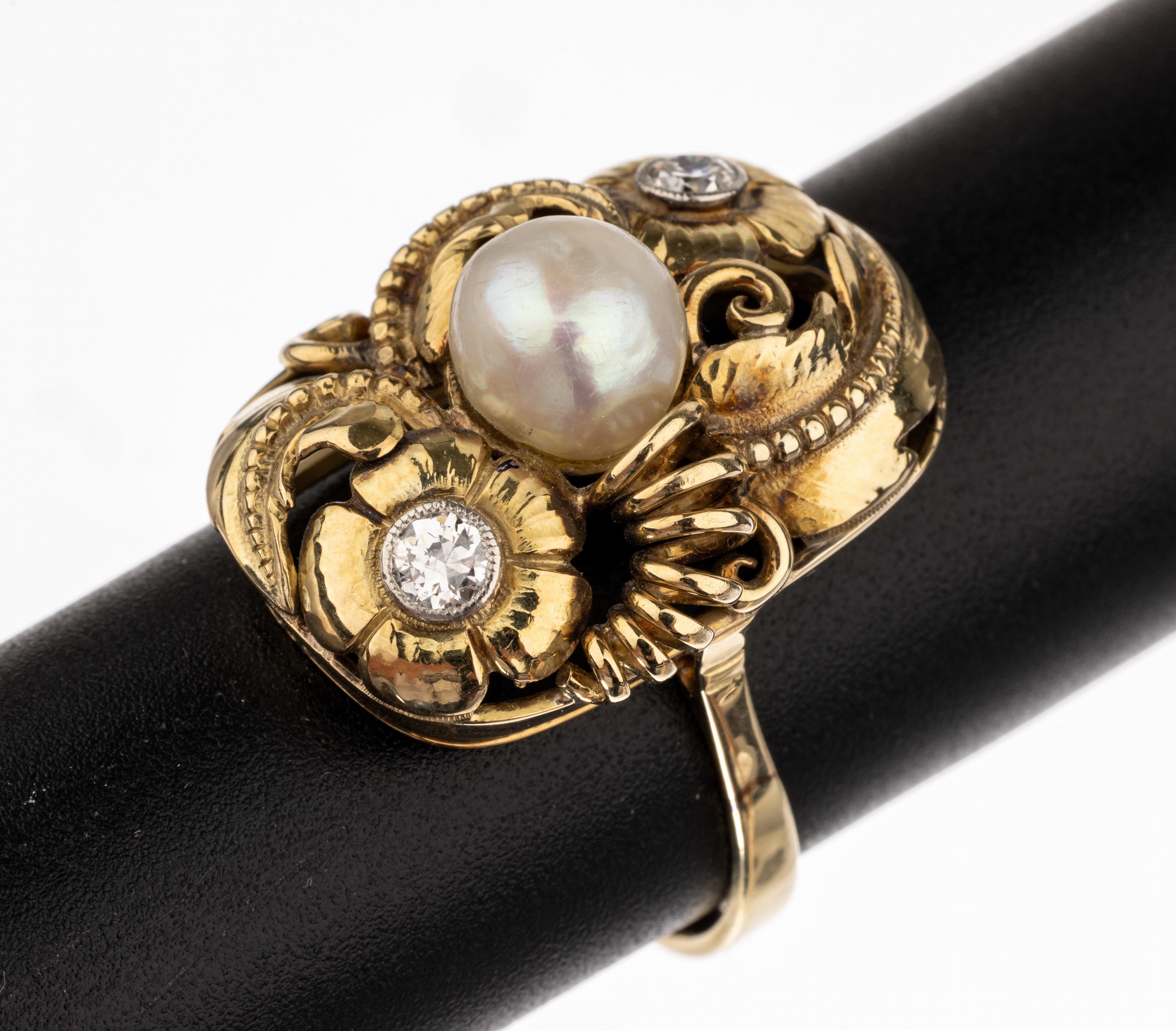 14 kt Gold Perl-Brillant-Ring, GG 585/000, 1950er Jahre, aufwändige Handarbeit, 1 Zuchtperle, D. ca. 7.3 mm, 2 in WG gefasste Brillanten zus. ca. ...