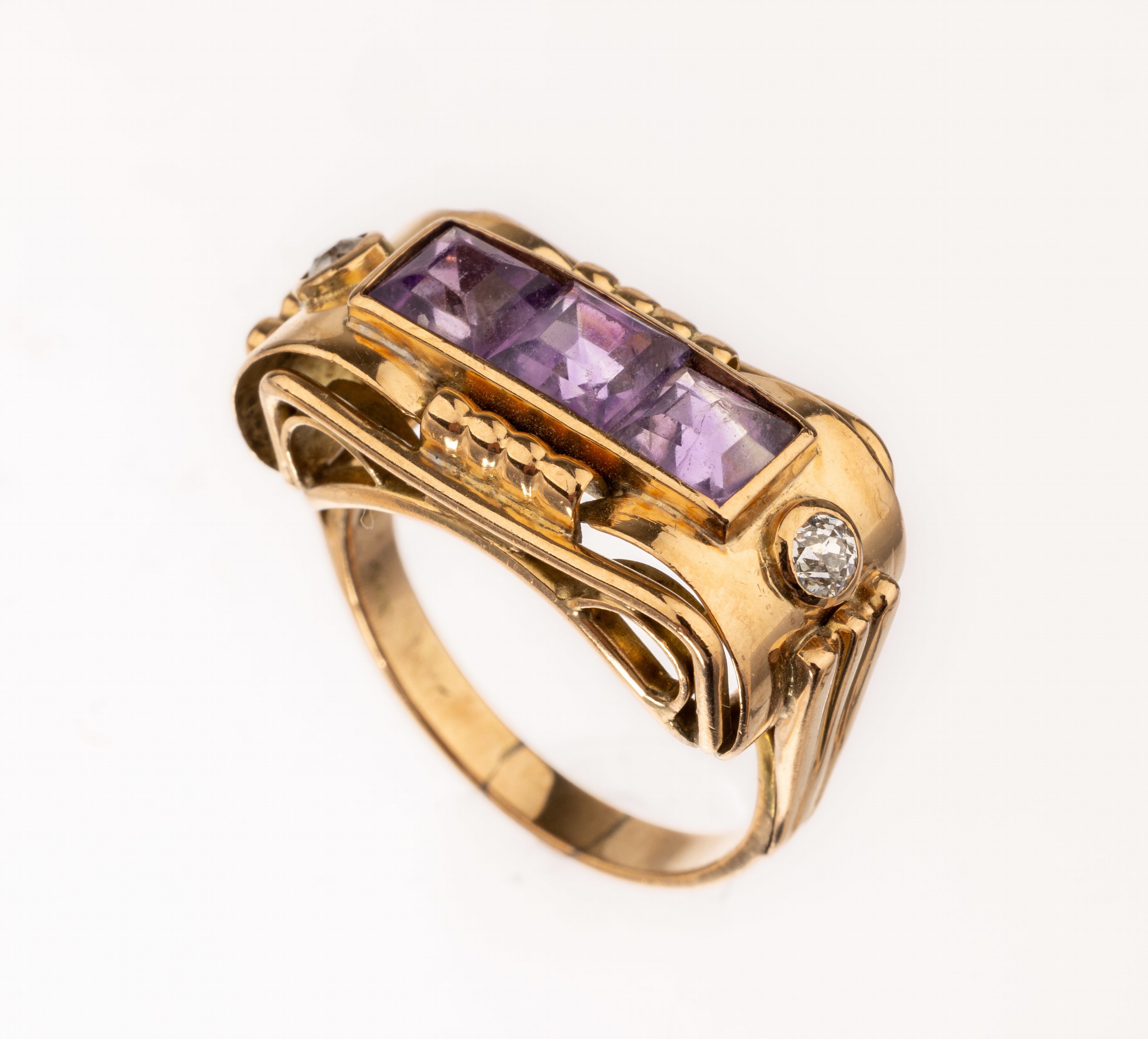 14 kt Gold Amethyst-Diamant-Ring, 1950er Jahre, GG 585/000, mittig 3 Amethystcarreeszus. ca. 0.90 ct, erhaben gefasst, 2 Altschliffdiamanten zus. ...