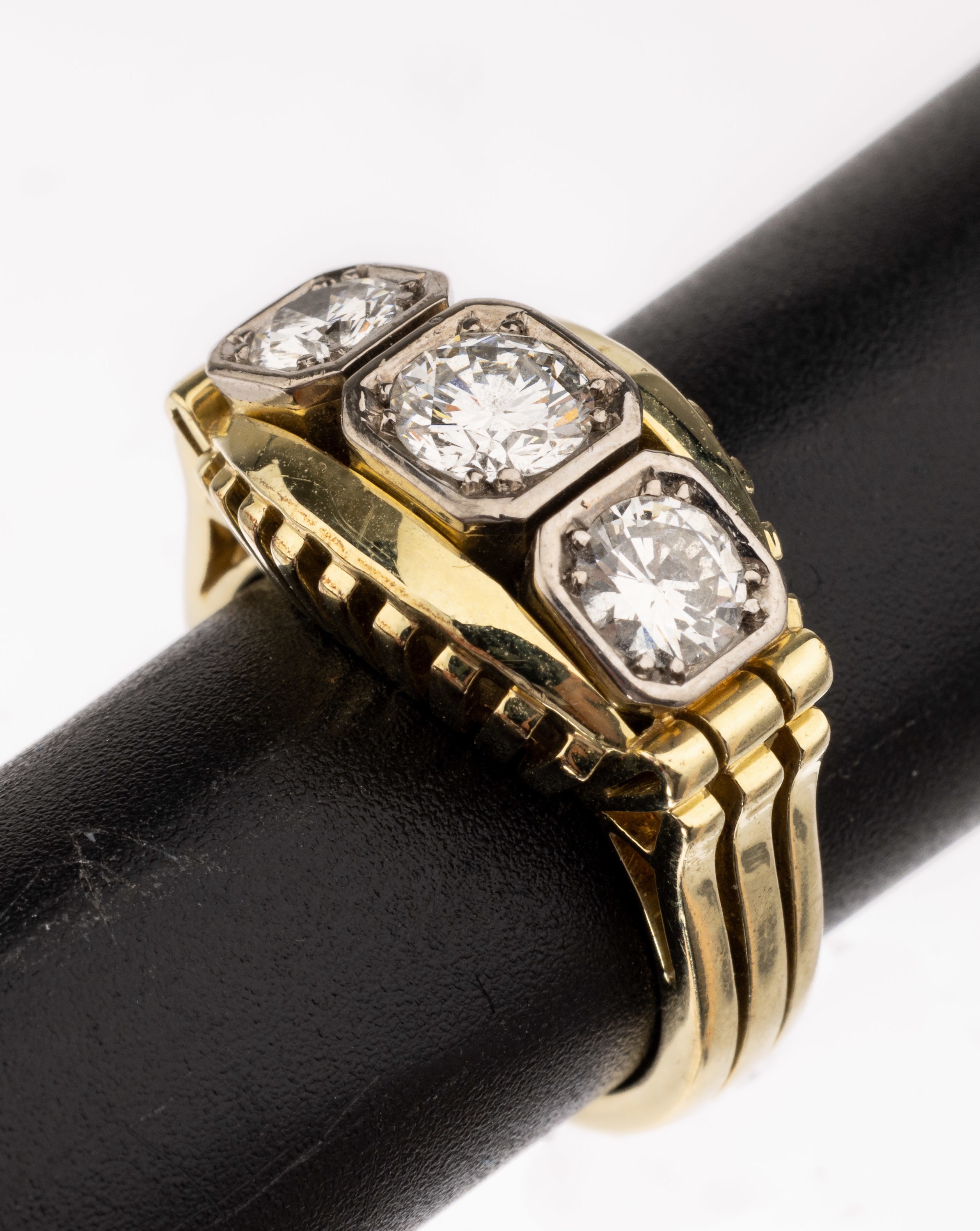 14 kt Gold Diamant-Ring, 1940/50er Jahre, GG 585/000, 3 Brillanten zus. ca. 1.30 ct Weiß-l.get.Weiß/vs, Ringschultern gefächert, qualitätvolle ...