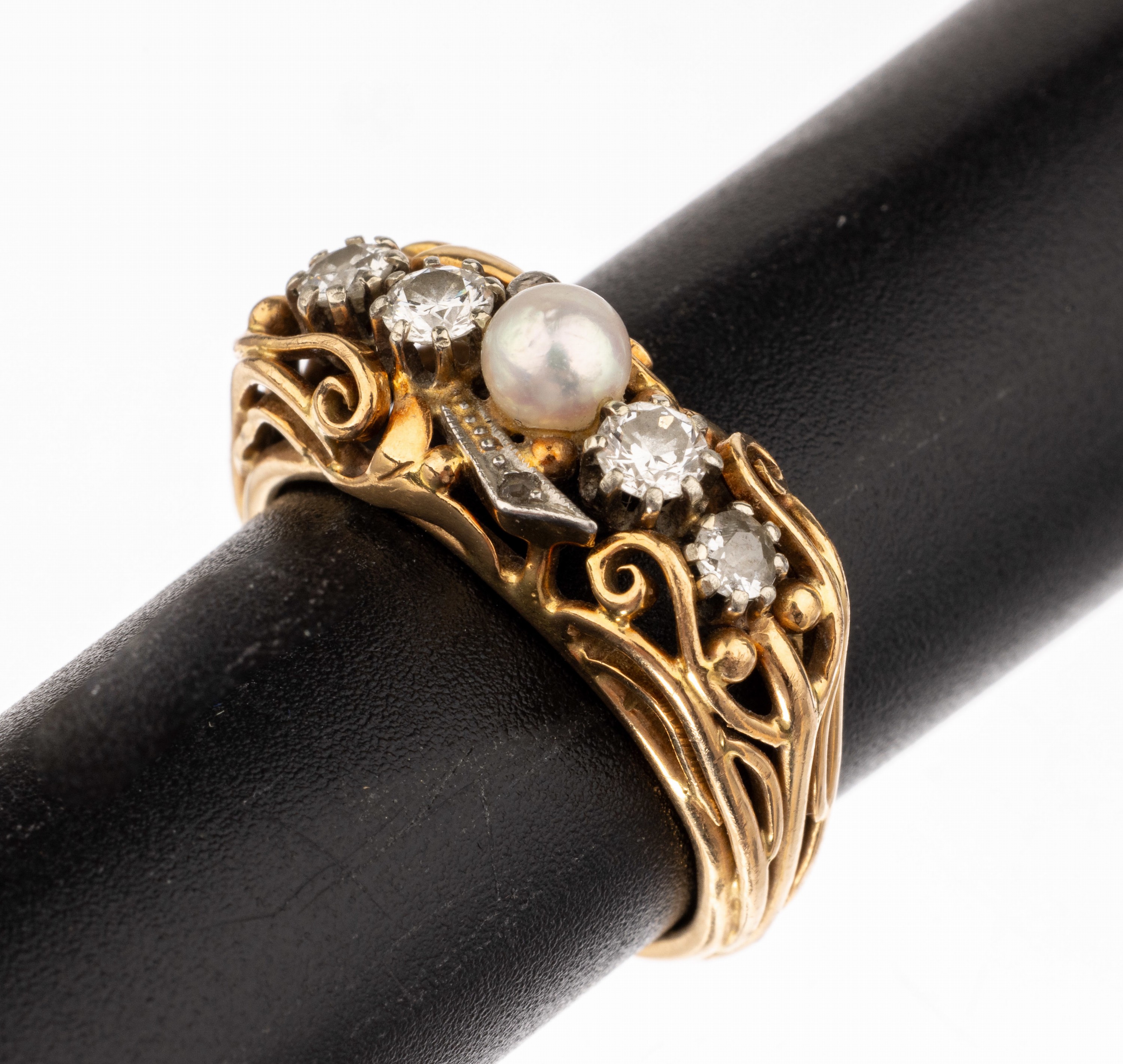 14 kt Gold Diamant-Perl-Ring, 1940er Jahre, GG 585/000, 2 Brillanten, 2 Altschliffdiamanten und 2 Diamantrosen zus. ca. 0.52 ct Weiß/si, mittig ...