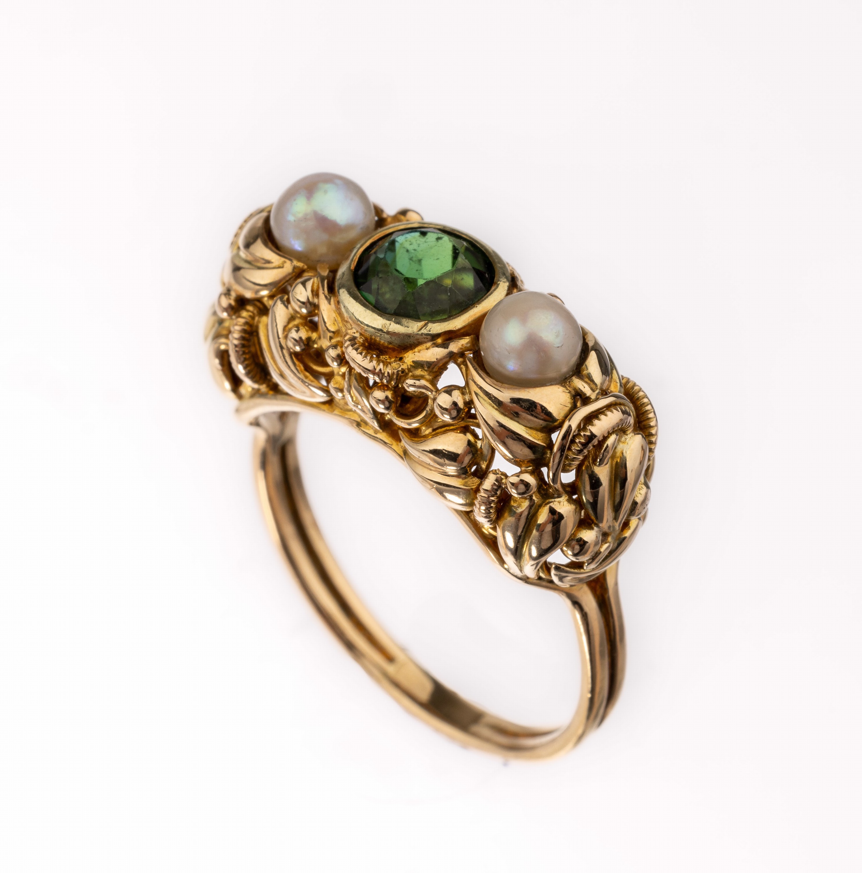 14 kt Gold Perl-Turmalin-Ring, GG 585/000 gepr., 1940er Jahre, aufwendige Handarbeit, 2 Zuchtperlen, D. ca. 4.3 mm, mittig rundfacett.Turmalin ca. ...
