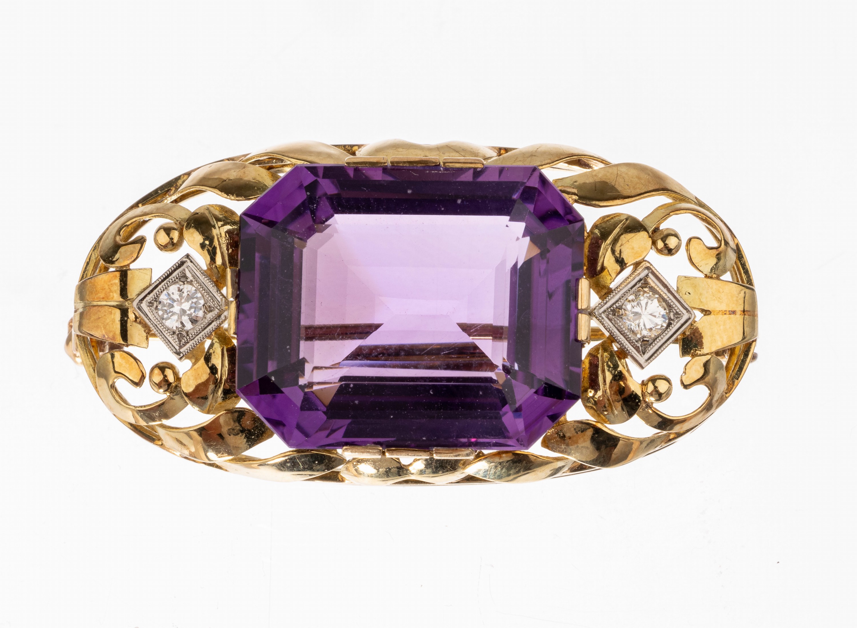 14 kt Gold Amethyst-Brillant-Brosche, GG 585/000, 1950er Jahre, länglich oval, durchbrochen, mittig Amethyst im Treppenschliff ca. 20.0 ct, 2 ...