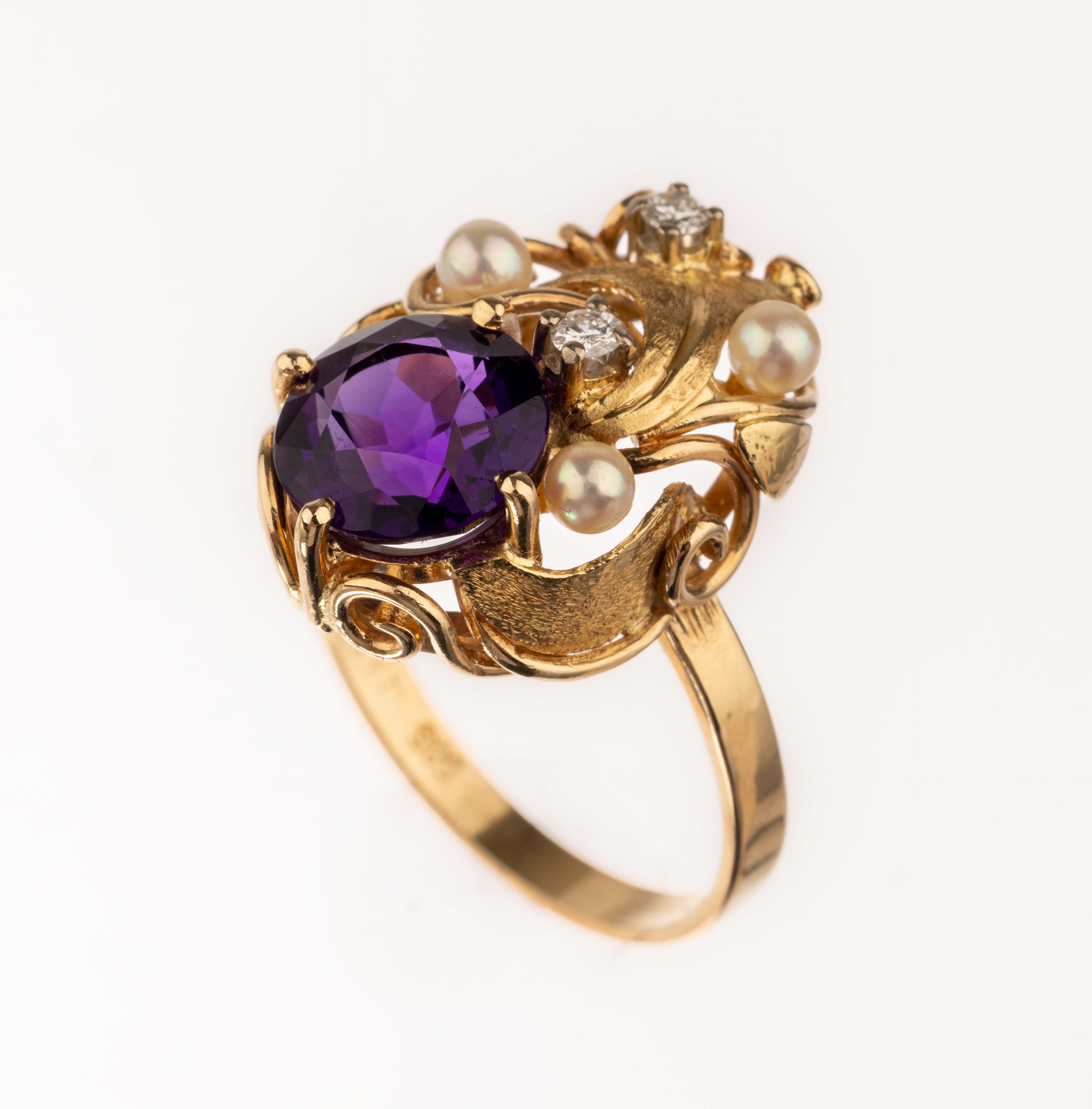 14 kt Gold Amethyst-Perl-Brillant-Ring, GG 585/000, 1950er Jahre, ovaler Ringkopf mit floralen Elementen, 1 rundfacett. Amethyst ca.1.20 ct, 2 ...