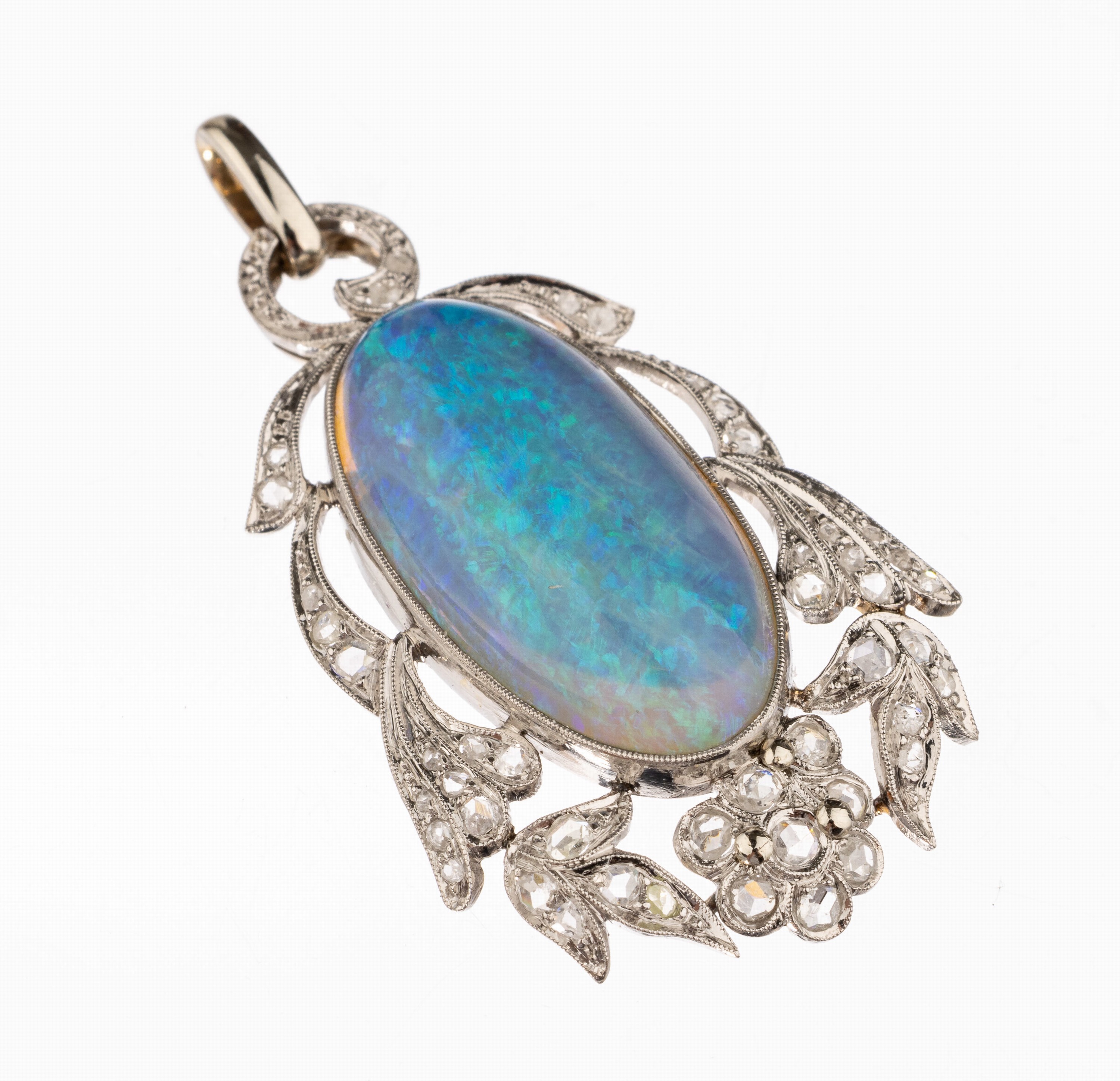 14 kt Gold Opal-Diamant-Anhänger, WG 585/000, floral gestaltet, mittig ovaler Opalcabochon ca. 8.90 ct, verbödet, Blütenblätter mit 46 ...