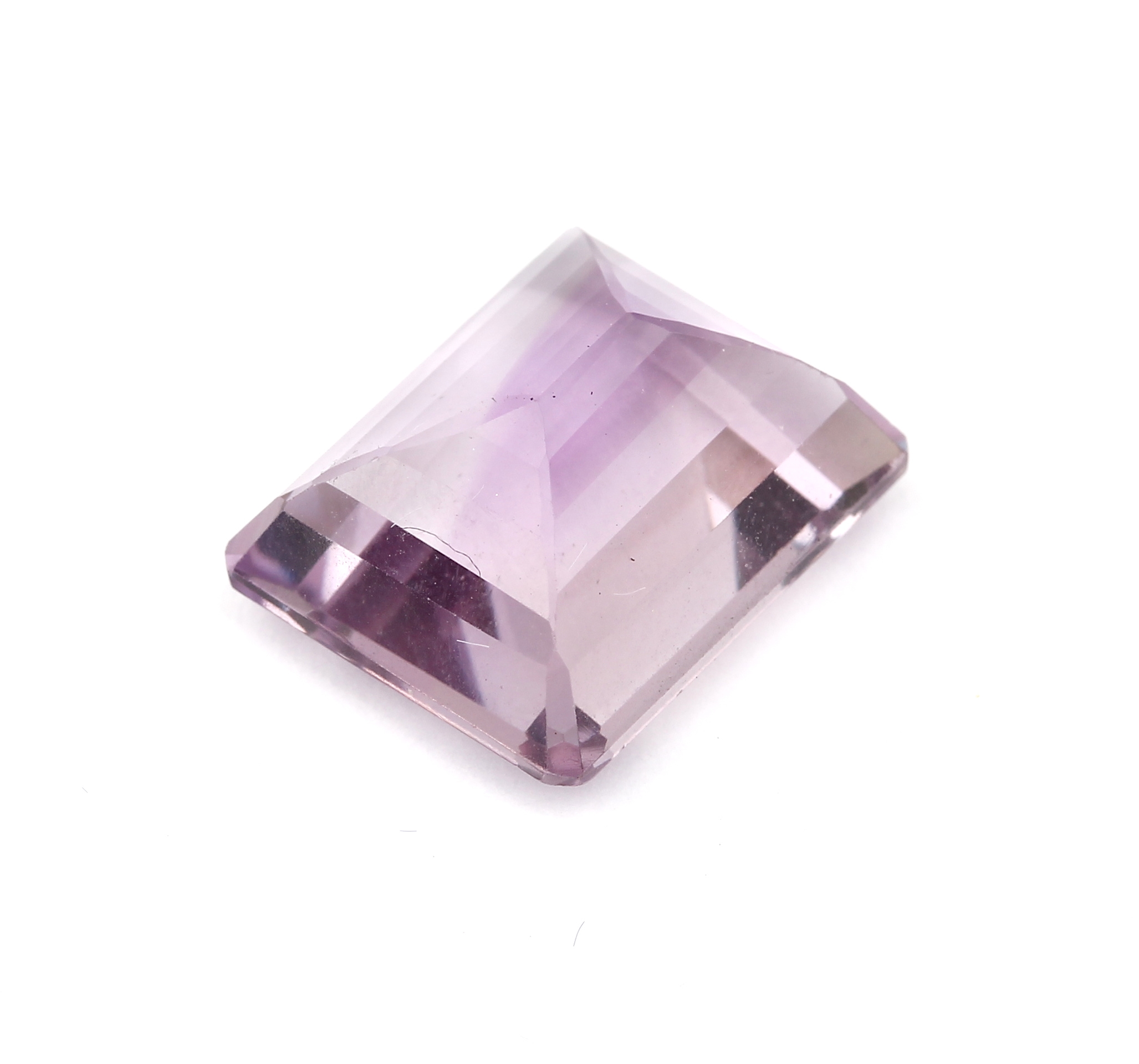Detail a: Loser Amethyst im facett. Treppenschliff ca. 9.10 ct, ca. 14 x 11 x 7 mm