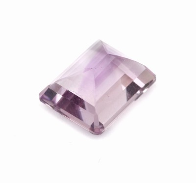 26756693a - Loose amethyst in bevelled trap cut approx. 9.10 ct, approx. 14 x 11 x 7 mm