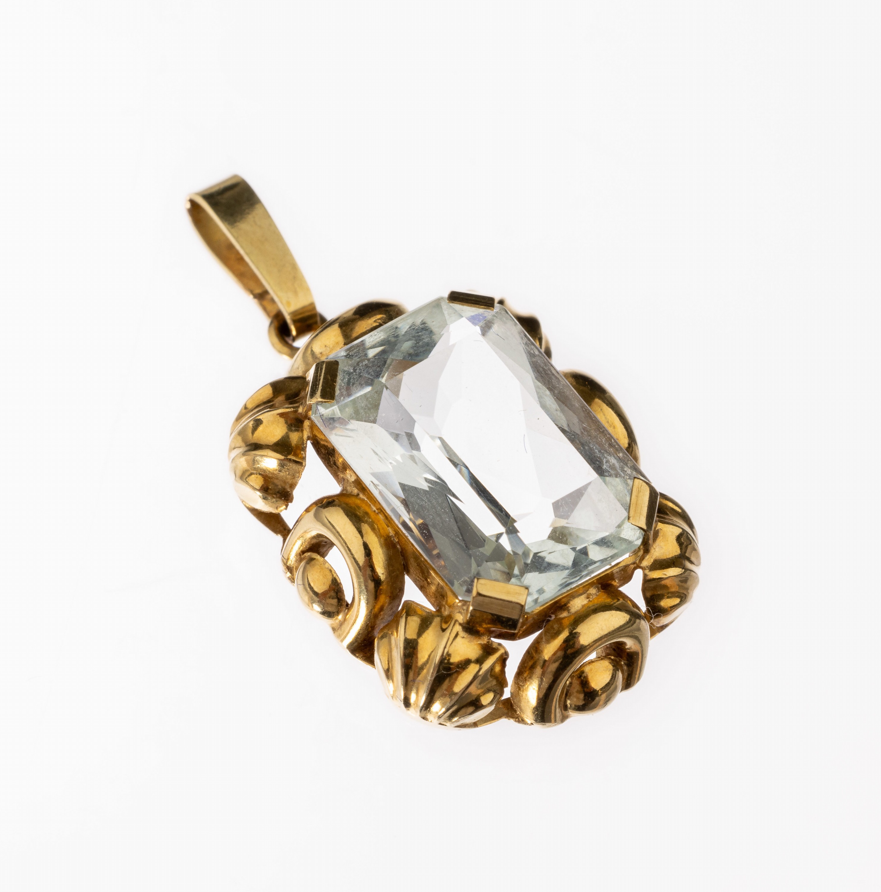14 kt Gold Aquamarin-Anhänger, WG 585/000, facett. Aquamarin ca. 5.0 ct, Fassung mit muschelförm. Elementen, ca. 3.5 g