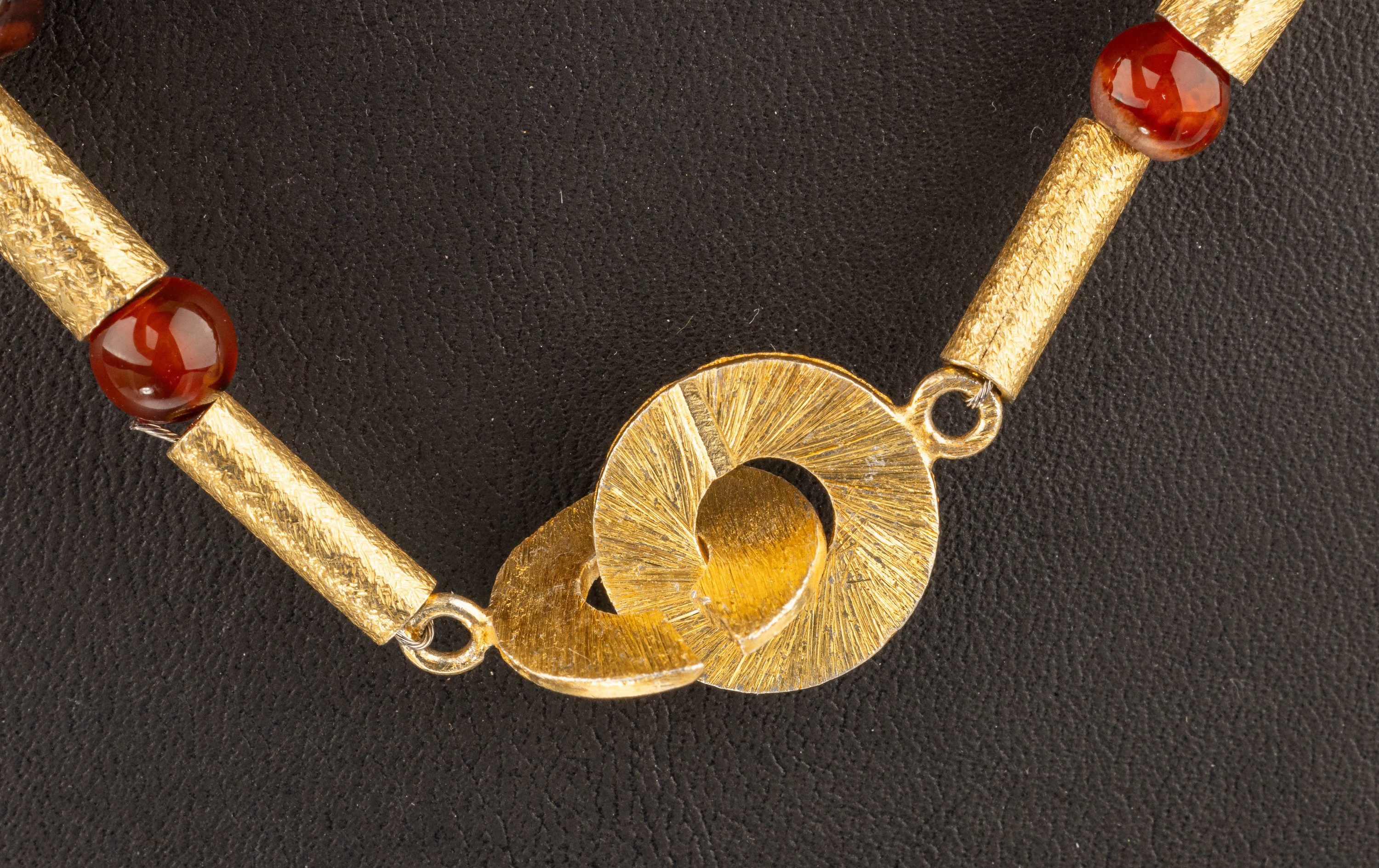 Detail a: Karneol-Collier, Silber verg., Karneol- oliven in versch. Größen und Farbnuancen, Zwischenglieder geriefte Kugeln, L. ca. 48 cm,Steckschließe