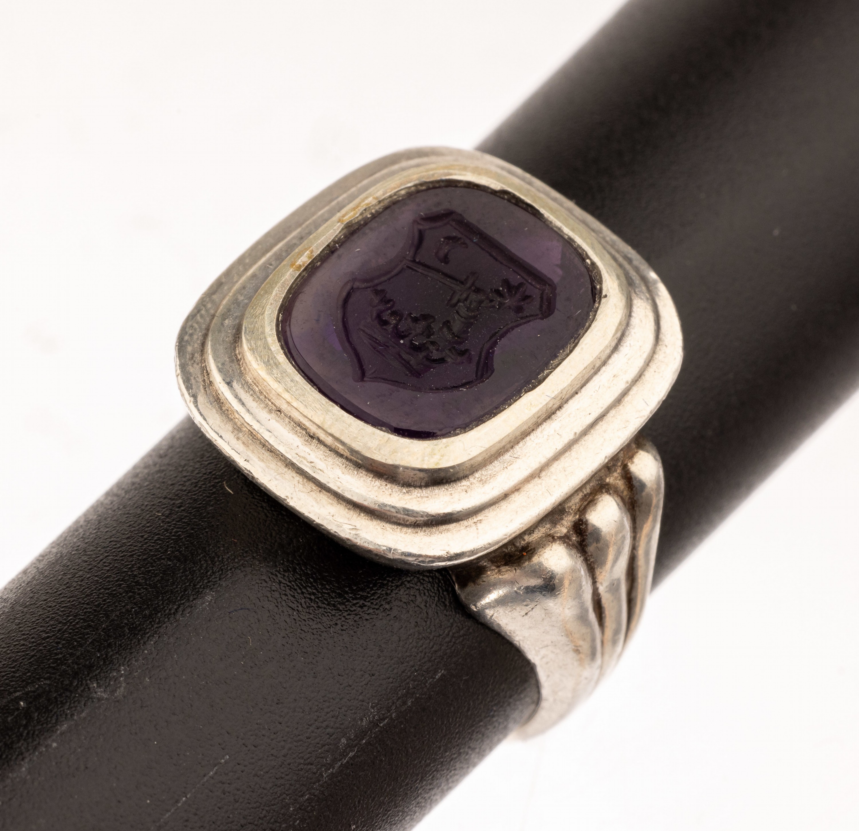 Amethyst-Siegelring, 835er Silber, Amethyst-platte mit Darstellung eines Wappenschilds mit Inhalt, Ringschultern grav., RW 61, ca. 9.4 g, ...
