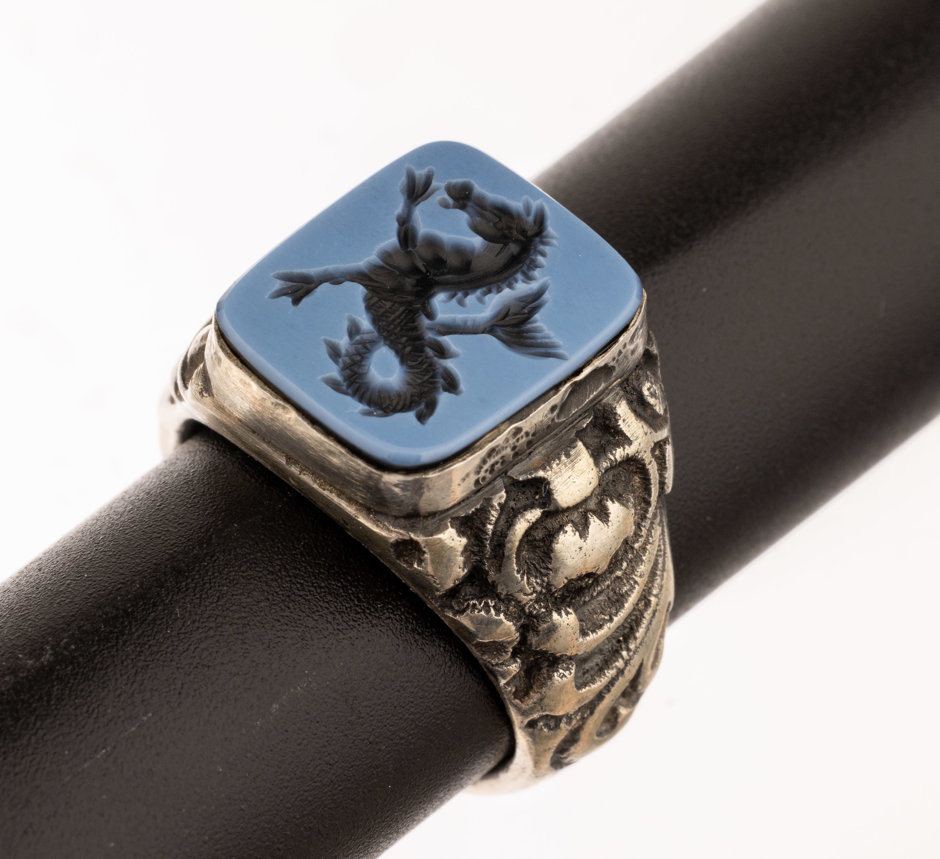 Siegelring, Lagenstein Idar-Oberstein um 1920, 800er Silber, Lagensteinplatte mit heraldischem Seepferd, Ringschultern reich grav., RW 62, ca. 22.6 ...