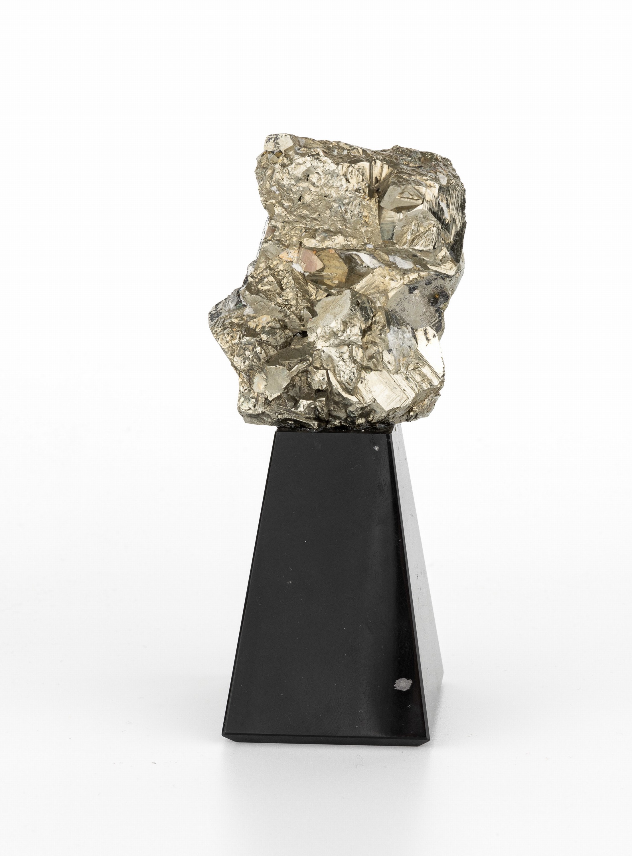 Ausgefallene Pyrit-Skulptur, Pyrit in geometrischen Formen, Sockel aus schwarzem Naturstein, L. ca. 13 cm, ca. 635 g