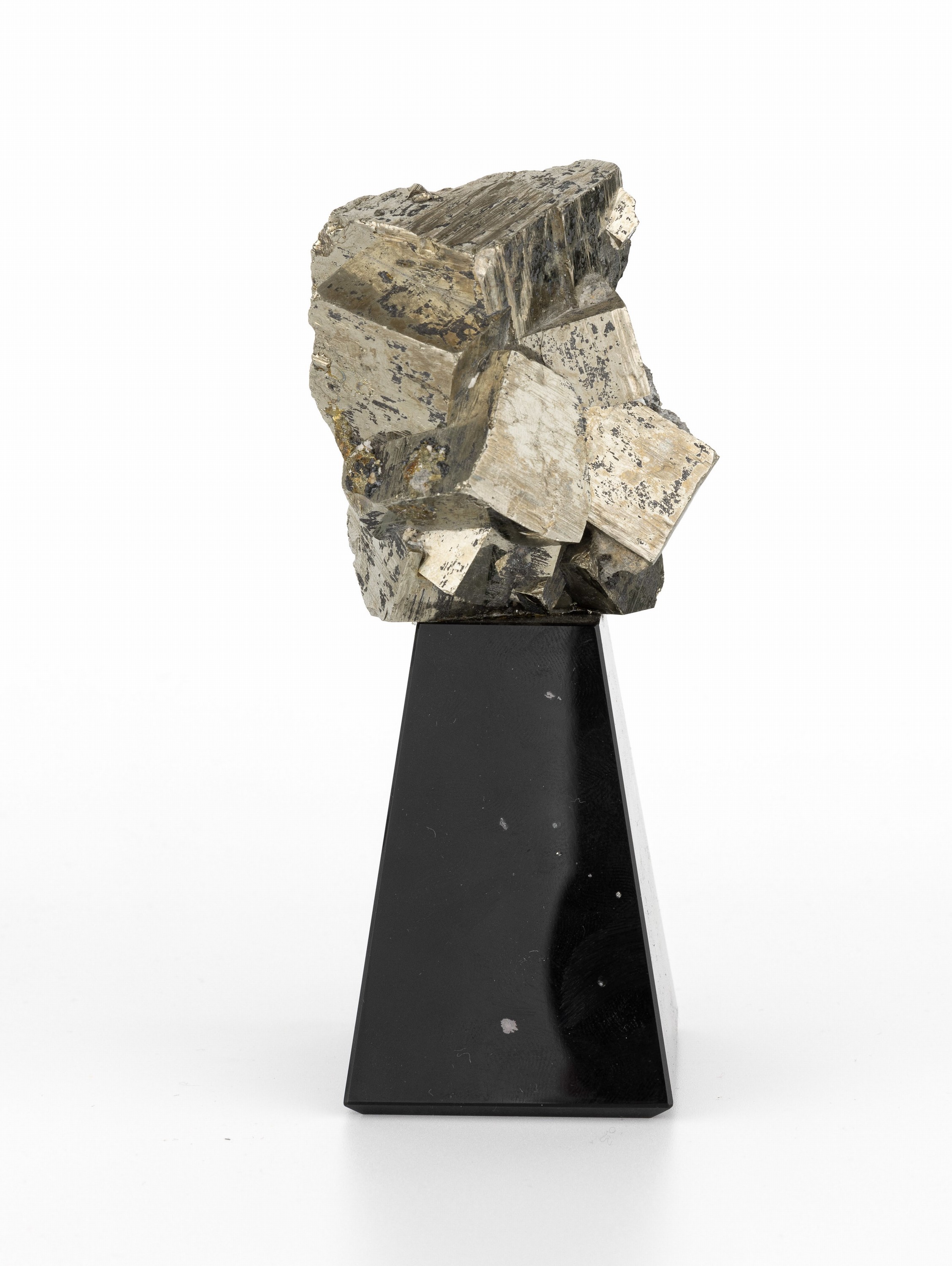 Detail a: Ausgefallene Pyrit-Skulptur, Pyrit in geometrischen Formen, Sockel aus schwarzem Naturstein, L. ca. 13 cm, ca. 635 g