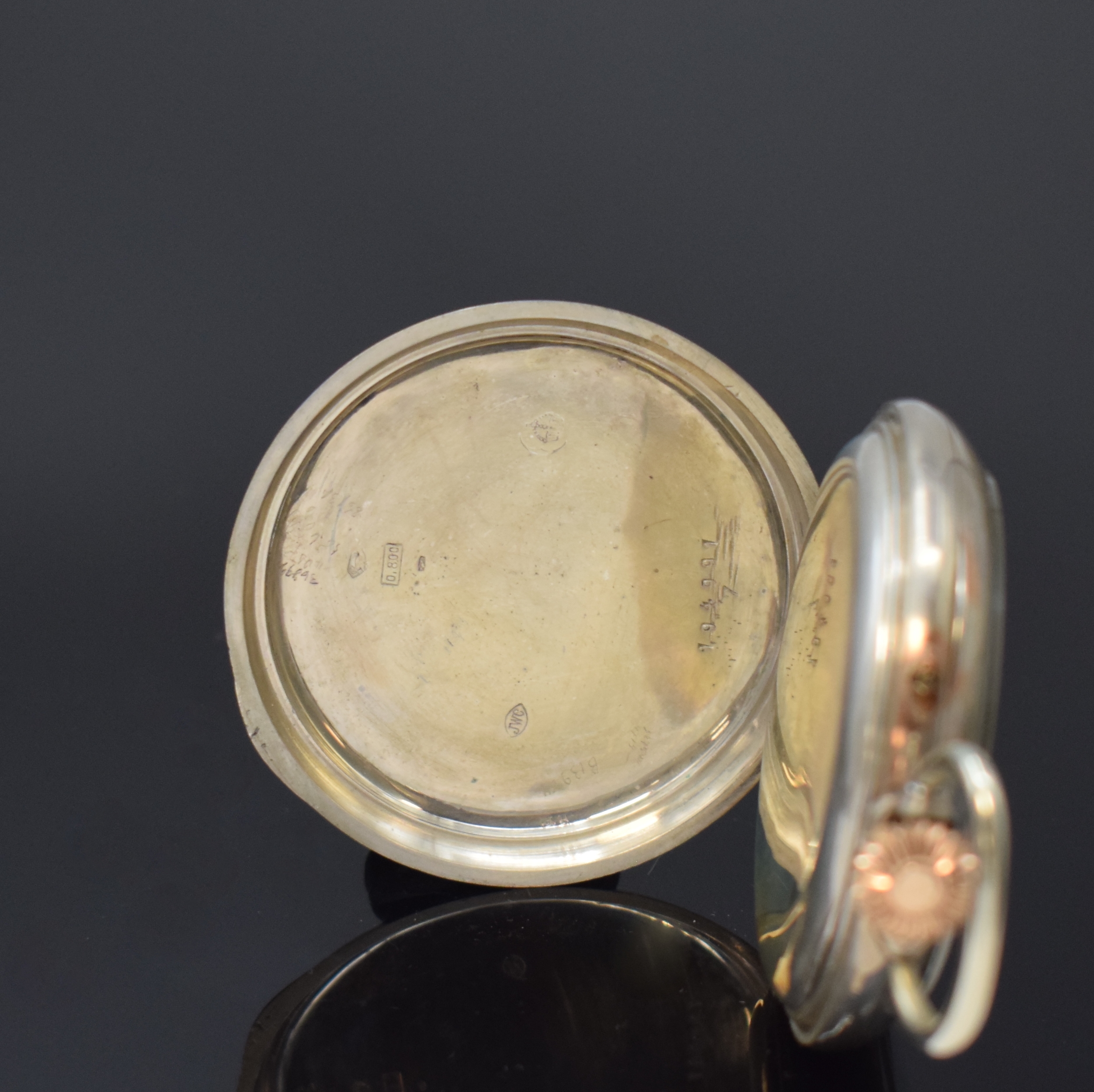 Detail b: IWC offene Herrentaschenuhr in Silber, Schweiz um 1899, guill. Geh. berieb./dell., sign. Emailzifferbl., feine röm. Zahlen, gold. Louis-XV Zeiger, ...