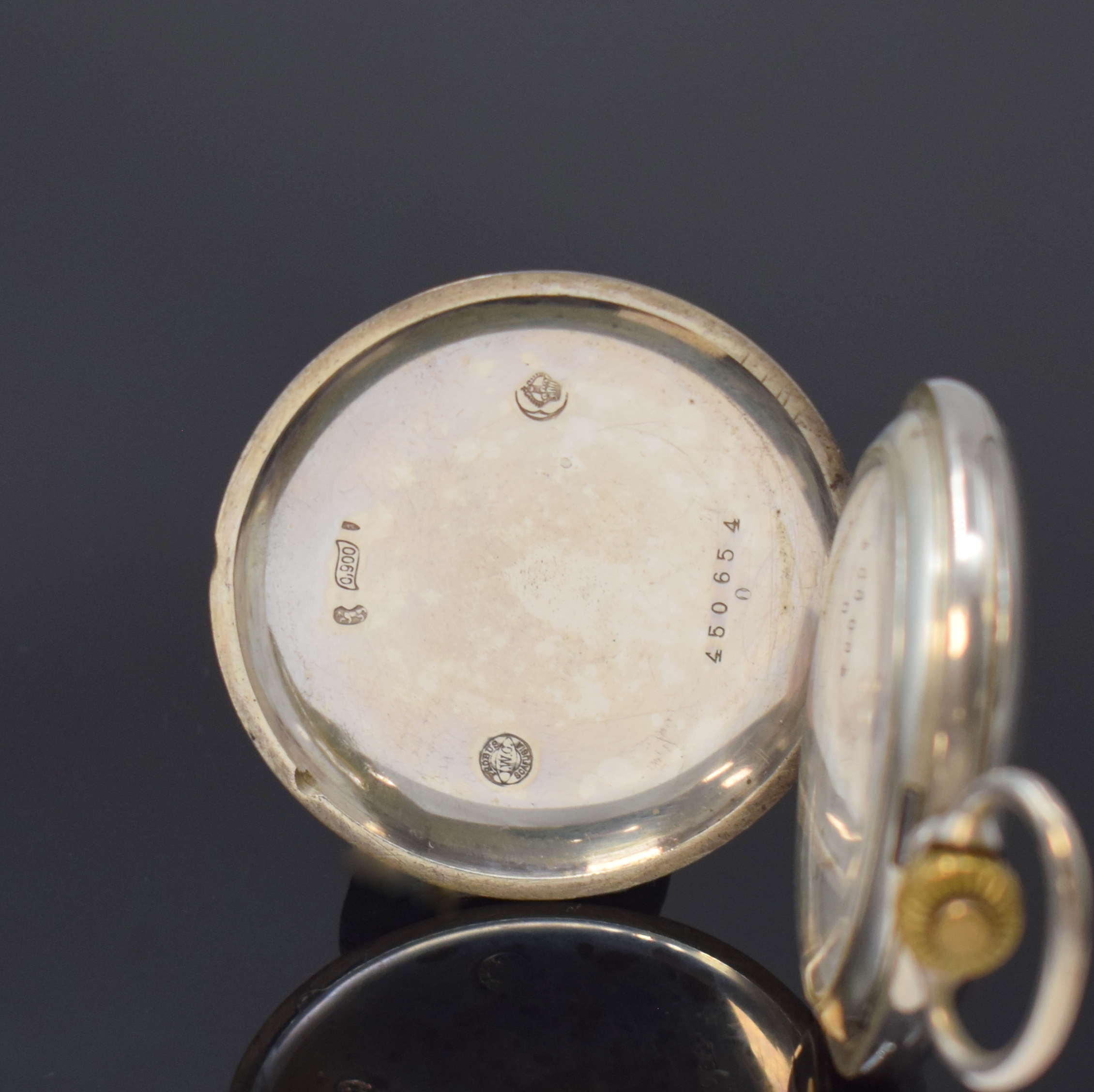 Detail a: IWC Herrensavonette in Silber, Schweiz um 1912, guill. Geh., Widmungsgrav. auf der Cuvette, Emailzifferbl. m. arab. Zahlen, kl. Sek. b. 6, gold. ...