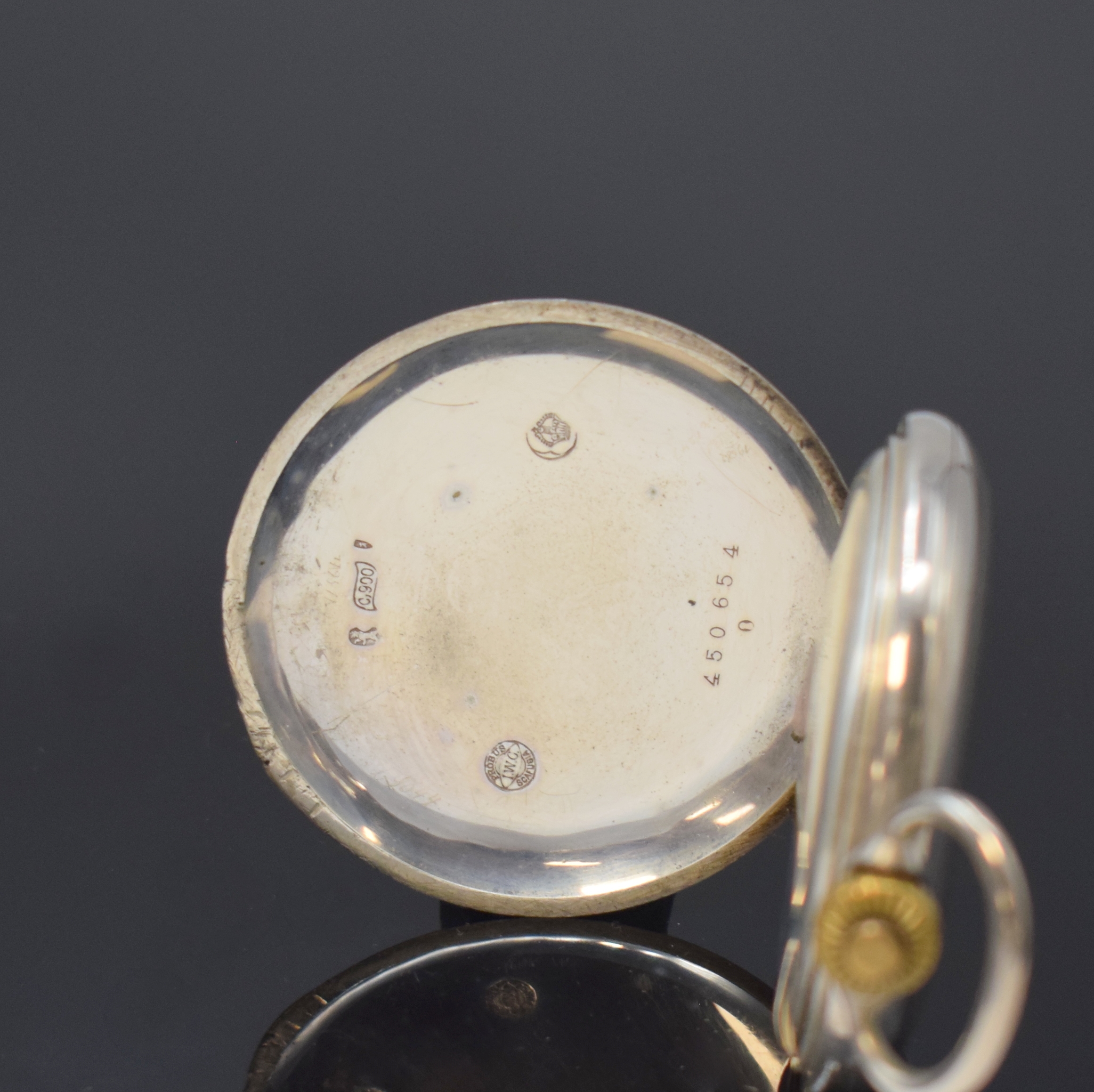 Detail d: IWC Herrensavonette in Silber, Schweiz um 1912, guill. Geh., Widmungsgrav. auf der Cuvette, Emailzifferbl. m. arab. Zahlen, kl. Sek. b. 6, gold. ...