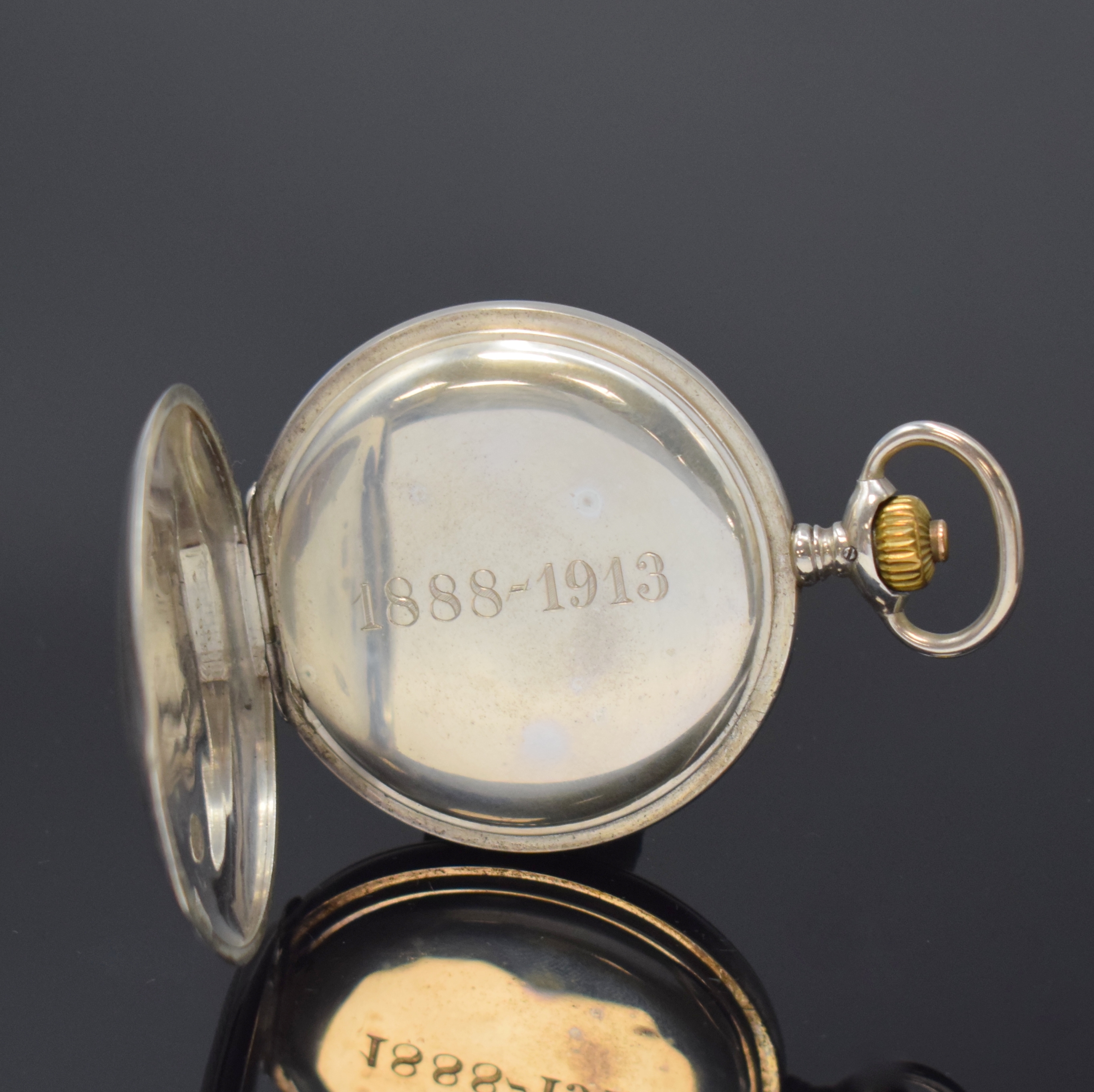 Detail e: IWC Herrensavonette in Silber, Schweiz um 1912, guill. Geh., Widmungsgrav. auf der Cuvette, Emailzifferbl. m. arab. Zahlen, kl. Sek. b. 6, gold. ...