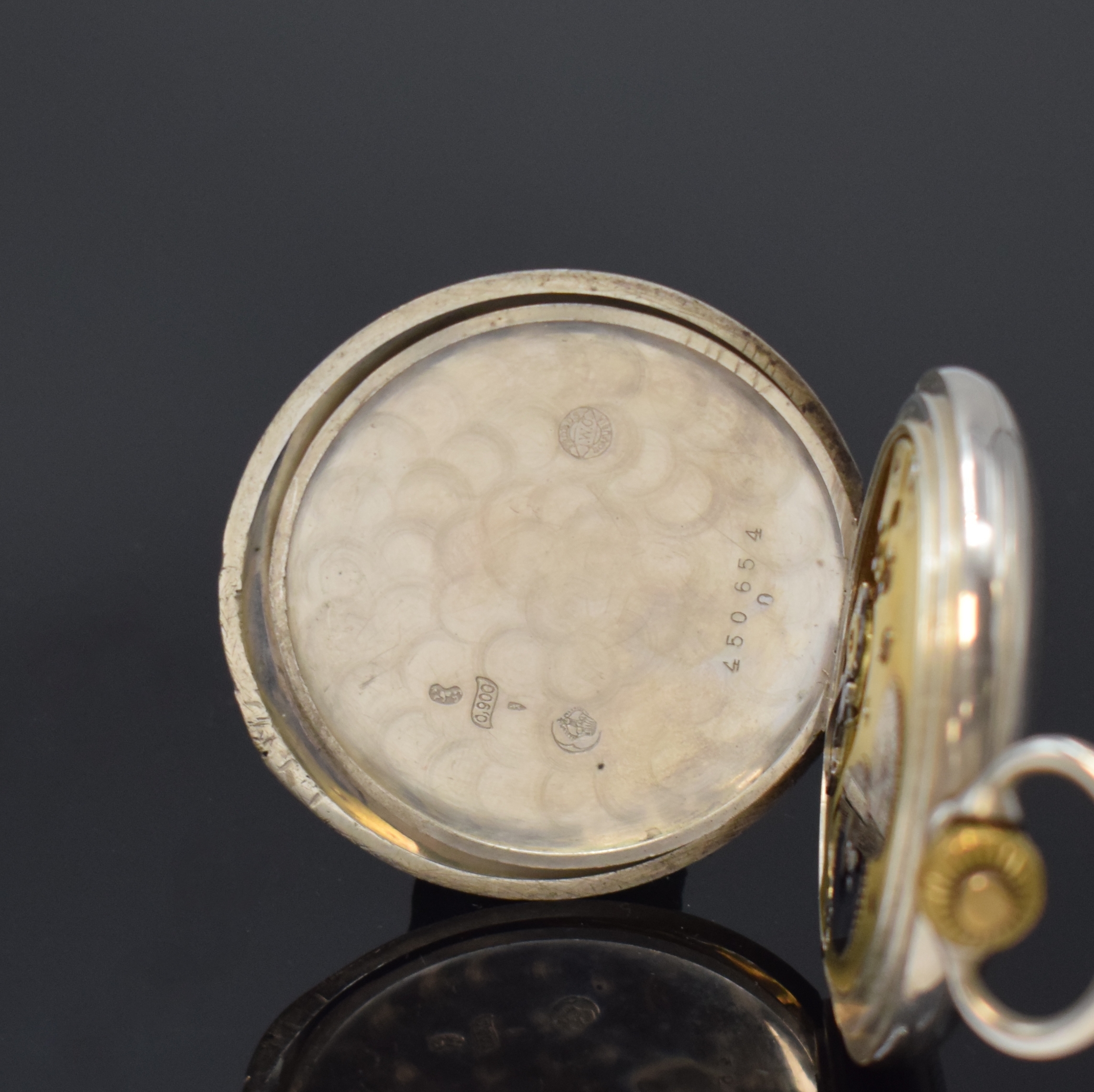 Detail f: IWC Herrensavonette in Silber, Schweiz um 1912, guill. Geh., Widmungsgrav. auf der Cuvette, Emailzifferbl. m. arab. Zahlen, kl. Sek. b. 6, gold. ...