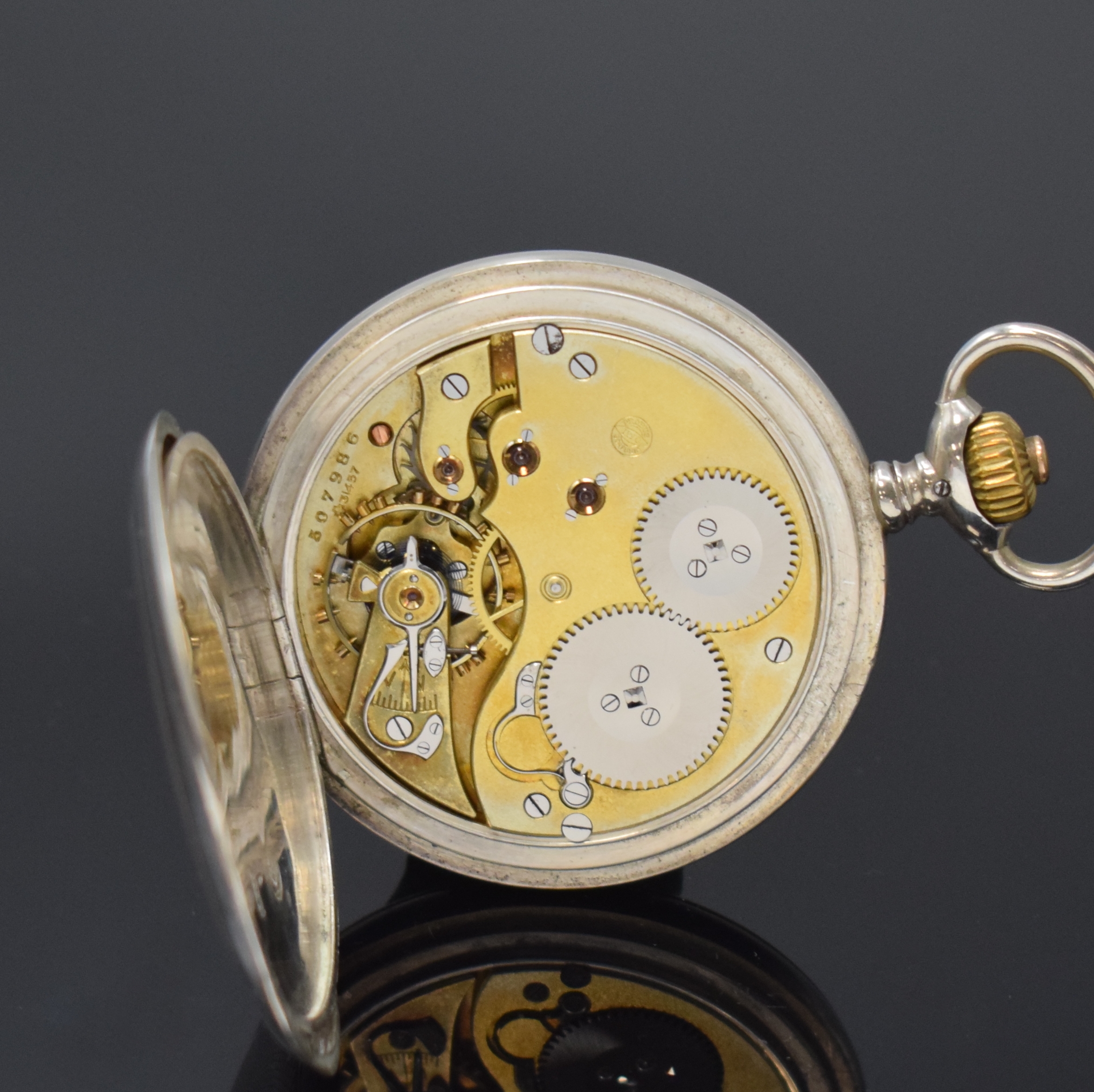 Detail g: IWC Herrensavonette in Silber, Schweiz um 1912, guill. Geh., Widmungsgrav. auf der Cuvette, Emailzifferbl. m. arab. Zahlen, kl. Sek. b. 6, gold. ...