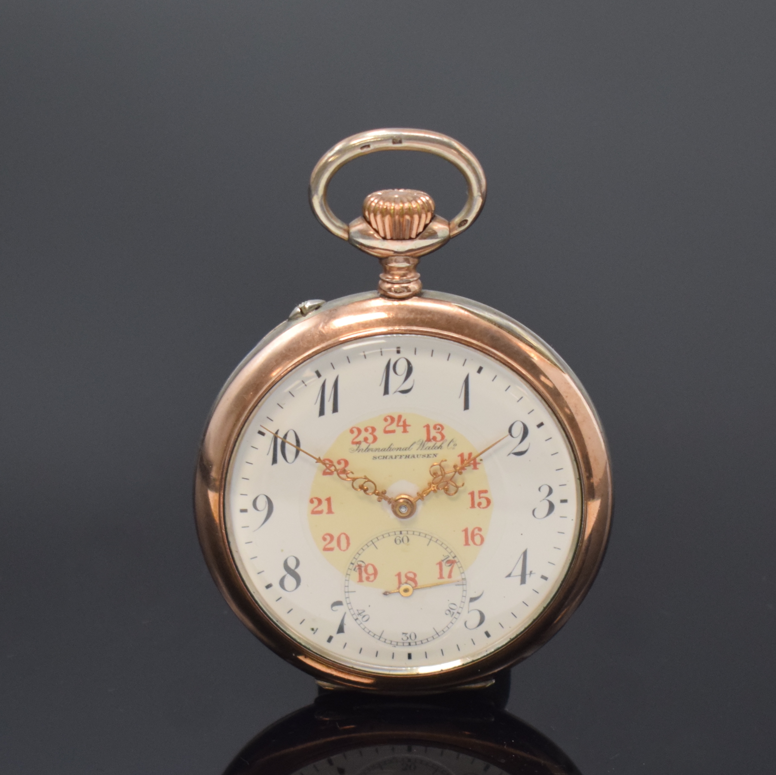 IWC offene Herrentaschenuhr in Silber, Schweiz um 1920, guill. Geh., Cuvette m. Widmungsgrav., sign. Emailzifferbl., kl. Sek. b. 6, gold. Louis-XV ...