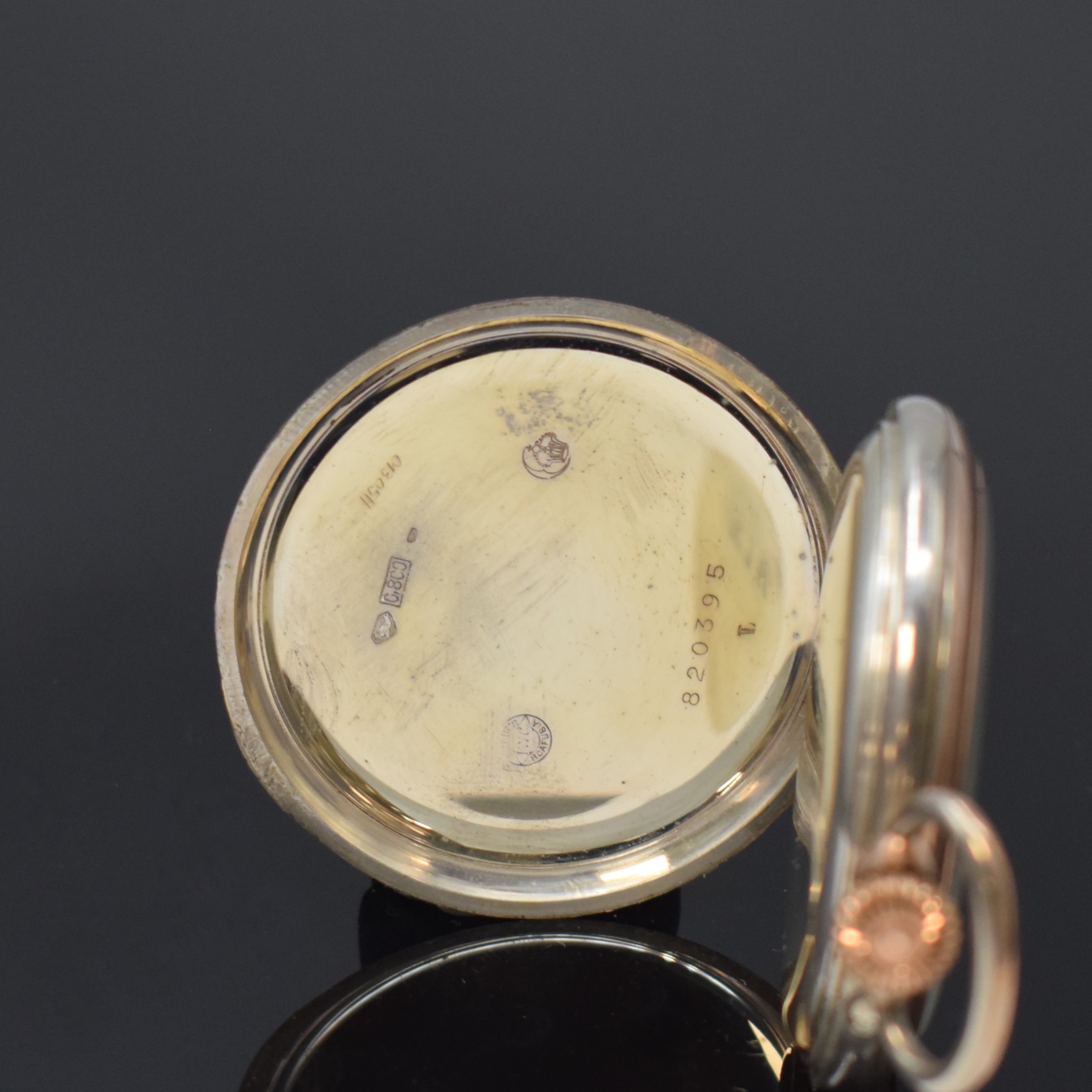 Detail b: IWC offene Herrentaschenuhr in Silber, Schweiz um 1920, guill. Geh., Cuvette m. Widmungsgrav., sign. Emailzifferbl., kl. Sek. b. 6, gold. Louis-XV ...