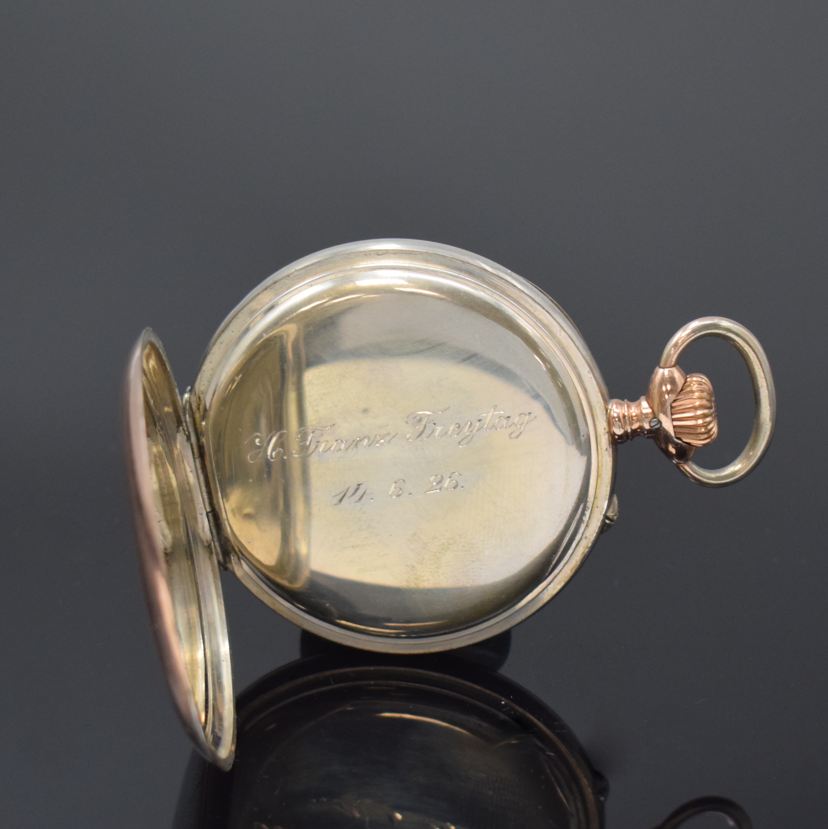 Detail c: IWC offene Herrentaschenuhr in Silber, Schweiz um 1920, guill. Geh., Cuvette m. Widmungsgrav., sign. Emailzifferbl., kl. Sek. b. 6, gold. Louis-XV ...