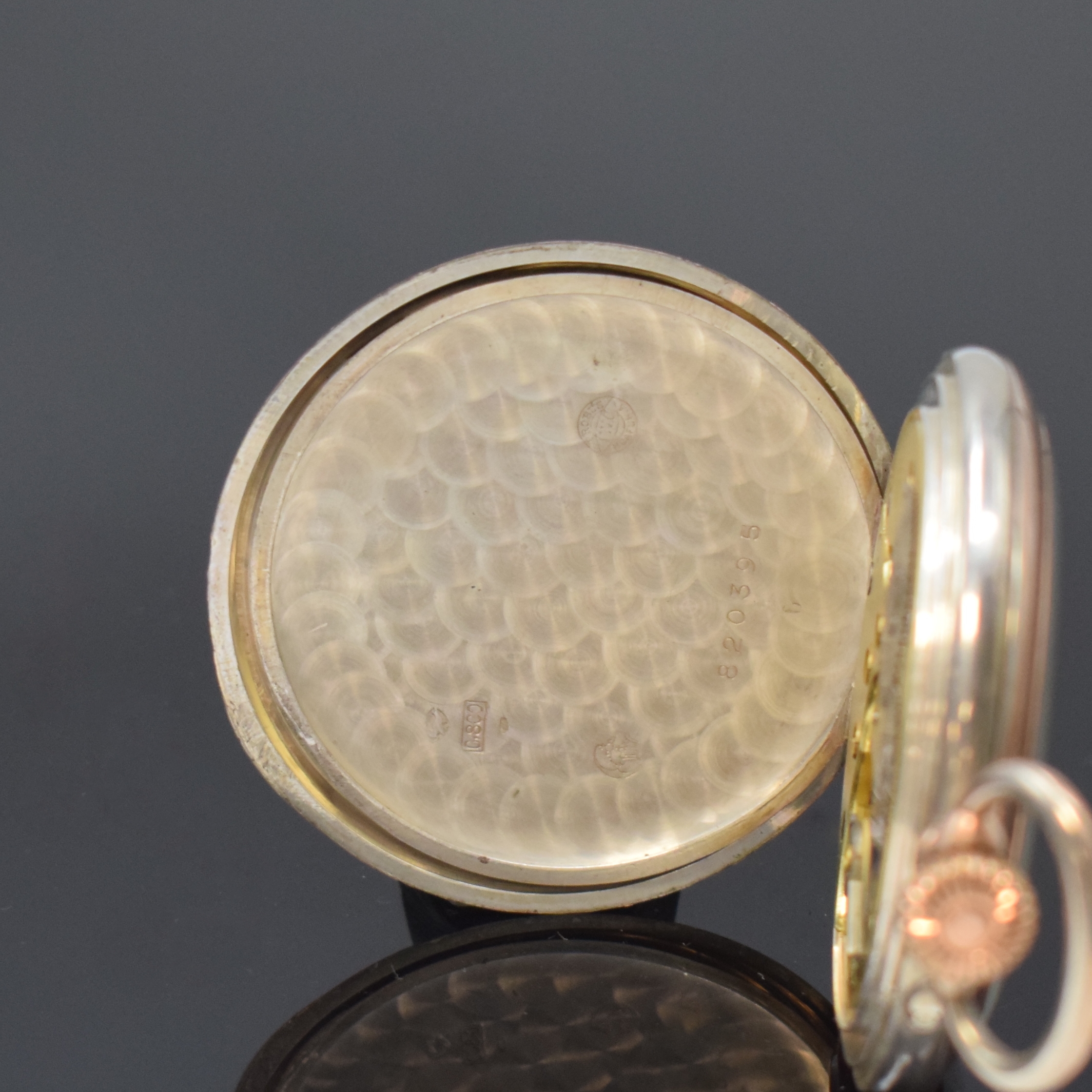 Detail d: IWC offene Herrentaschenuhr in Silber, Schweiz um 1920, guill. Geh., Cuvette m. Widmungsgrav., sign. Emailzifferbl., kl. Sek. b. 6, gold. Louis-XV ...