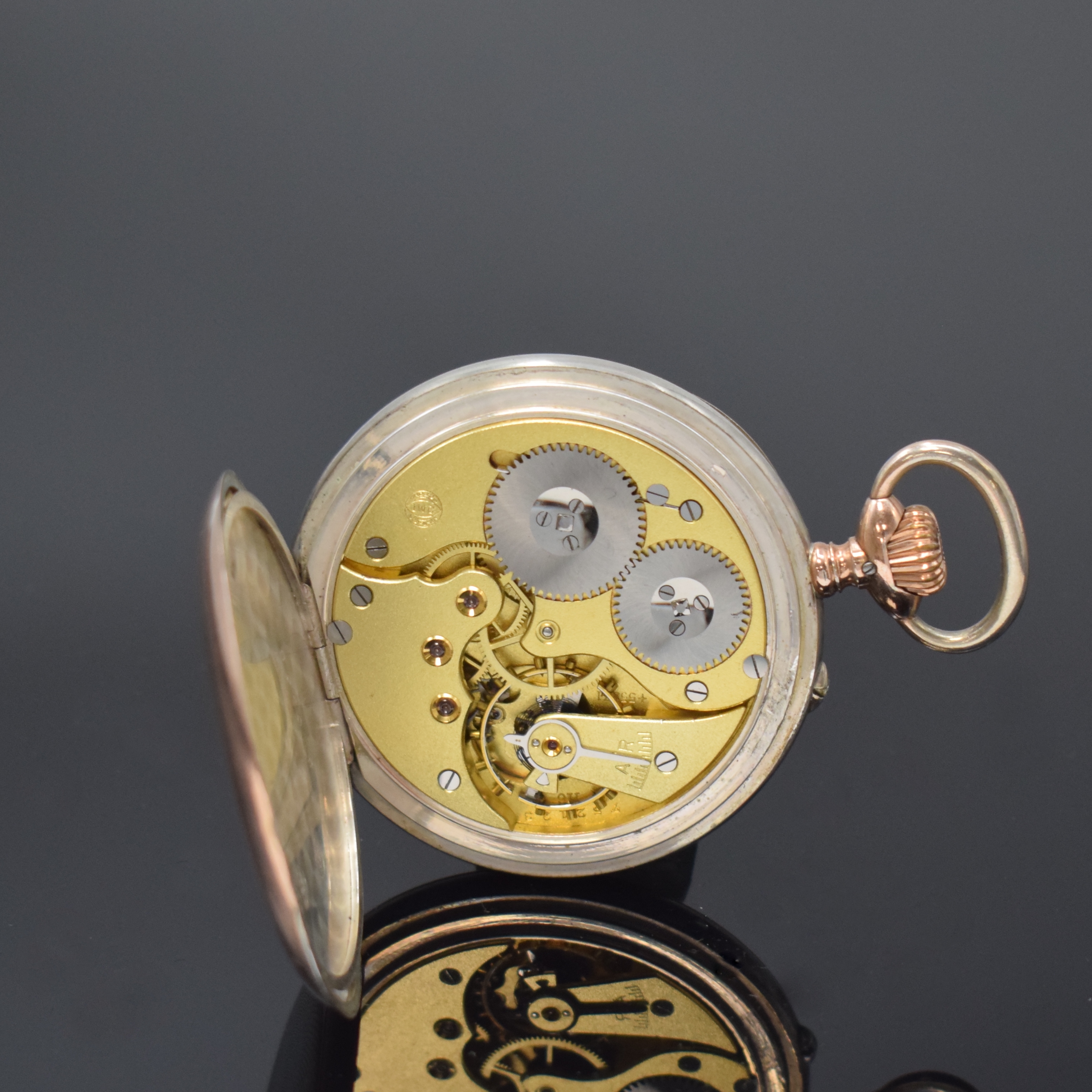 Detail e: IWC offene Herrentaschenuhr in Silber, Schweiz um 1920, guill. Geh., Cuvette m. Widmungsgrav., sign. Emailzifferbl., kl. Sek. b. 6, gold. Louis-XV ...