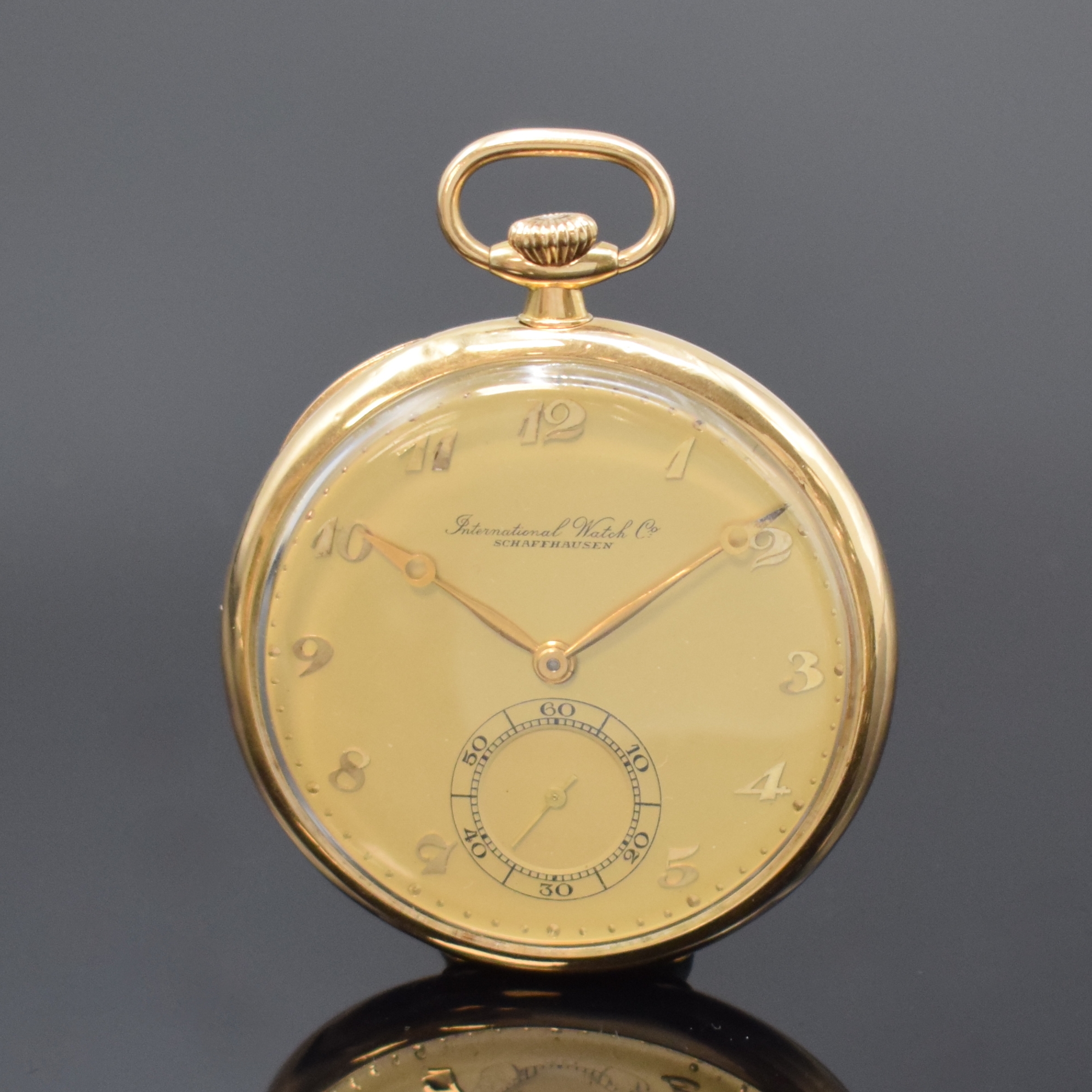 IWC offene Frackuhr in GG 585/000, Schweiz um 1925, Streifen-guill. Geh., sign. Metallcuvette, gold. Zifferbl. m. aufges. gold. Breguetzahlen, gold. ...